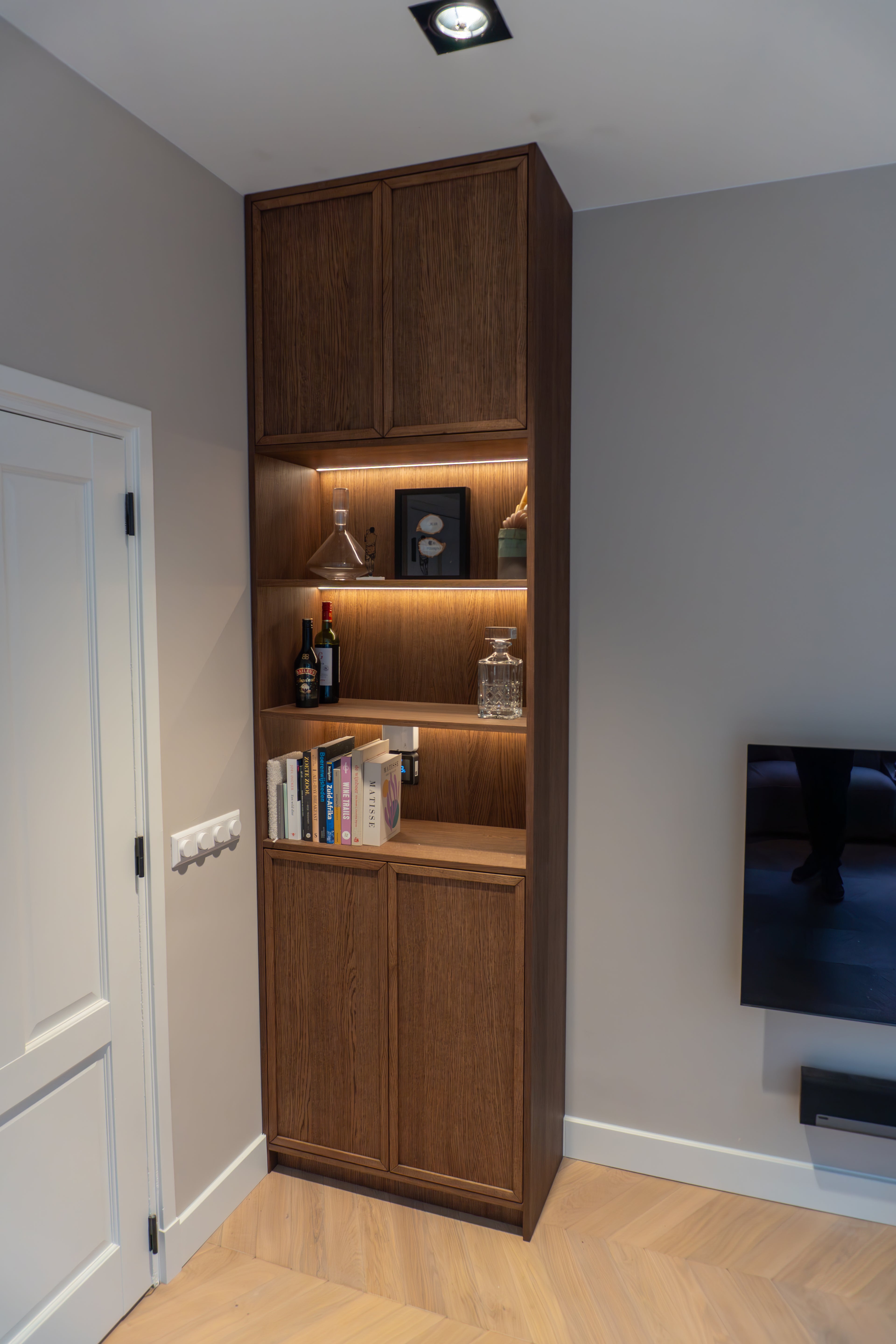 klassieke keuken, luxe keuken, Quooker, Siemens, keuken op maat, Maatwerk keuken, eikenhouten keuken, Stenen blad, Dekton keukenblad, donker eikenhouten kasten, Maatwerk kasten, totaalinrichting, maatwerk meubels.