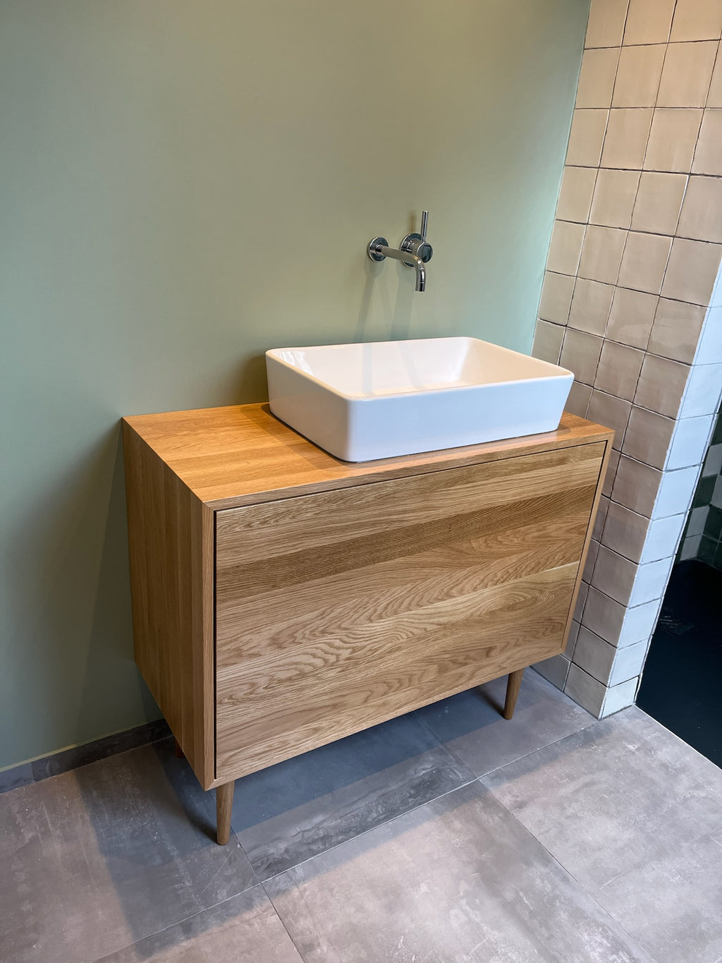 badmeubel op maat, badmeubels, Spoelbak op maat, Spoelbak natuursteen, bronzen look, eiken badmeubel, Badmeubel met lades, maatwerk badmeubel. 