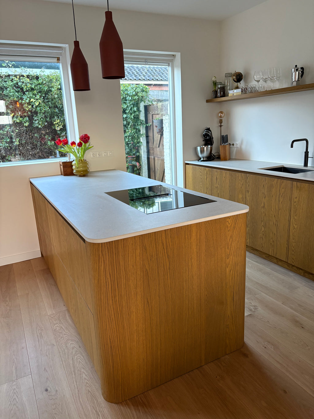 klassieke keuken, luxe keuken, Quooker, Siemens, keuken op maat, Maatwerk keuken, eikenhouten keuken, Stenen blad, Dekton keukenblad, donker eikenhouten kasten, Maatwerk kasten, totaalinrichting, maatwerk meubels, Interieurbouwer Roelofarendsveen, Maatwerk kast Roelofarendsveen, meubelmaker Roelofarendsveen, Villa interieur, interieurbouwer villa's, maatwerk kasten villa, Keukenontwerp, moderne keuken, Nieuwe keuken, Keuken kopen, open keuken, Keukenontwerp nieuwbouw woning. 