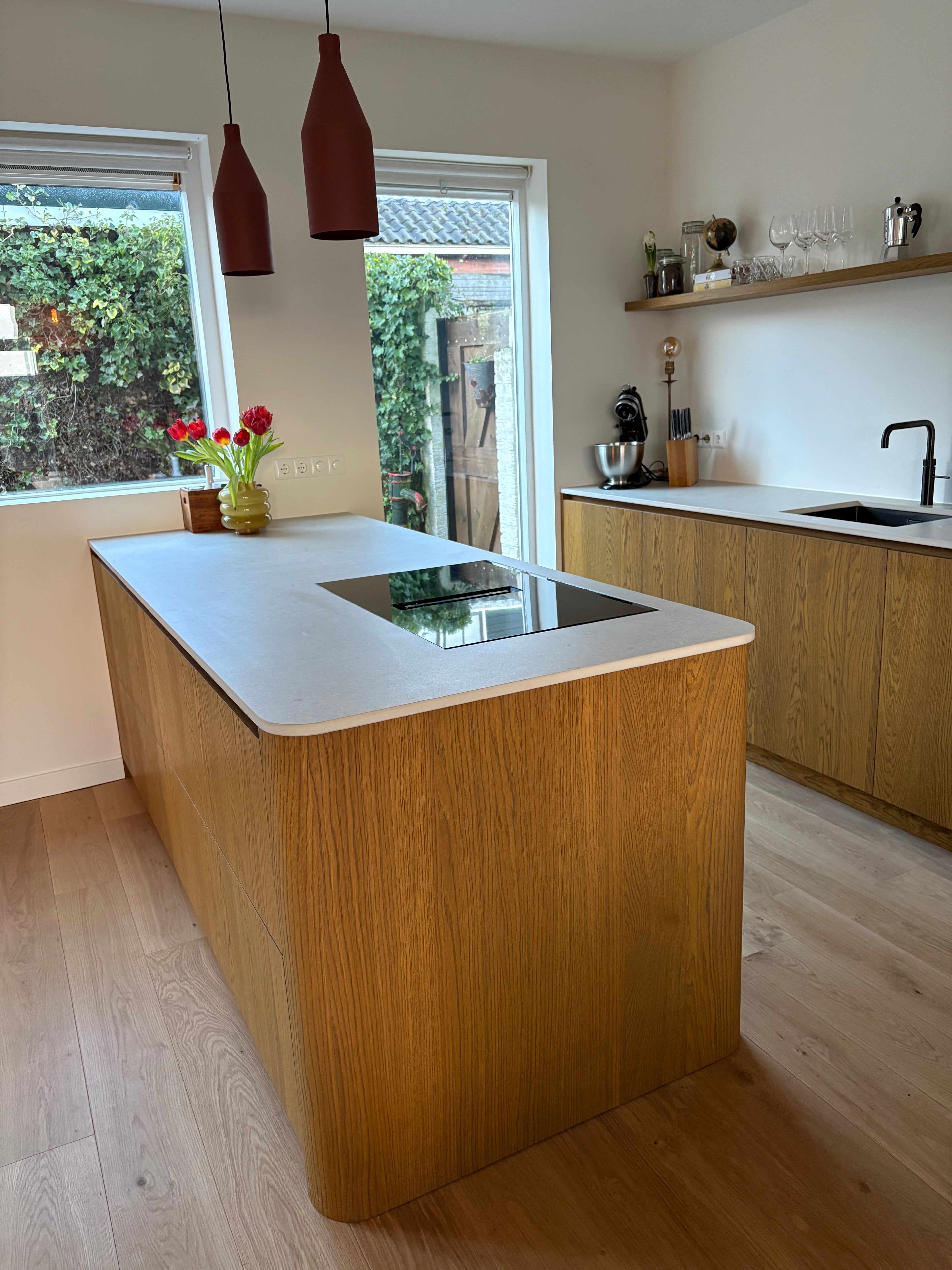 klassieke keuken, luxe keuken, Quooker, Siemens, keuken op maat, Maatwerk keuken, eikenhouten keuken, Stenen blad, Dekton keukenblad, donker eikenhouten kasten, Maatwerk kasten, totaalinrichting, maatwerk meubels, Interieurbouwer Roelofarendsveen, Maatwerk kast Roelofarendsveen, meubelmaker Roelofarendsveen, Villa interieur, interieurbouwer villa's, maatwerk kasten villa, Keukenontwerp, moderne keuken, Nieuwe keuken, Keuken kopen, open keuken, Keukenontwerp nieuwbouw woning. 