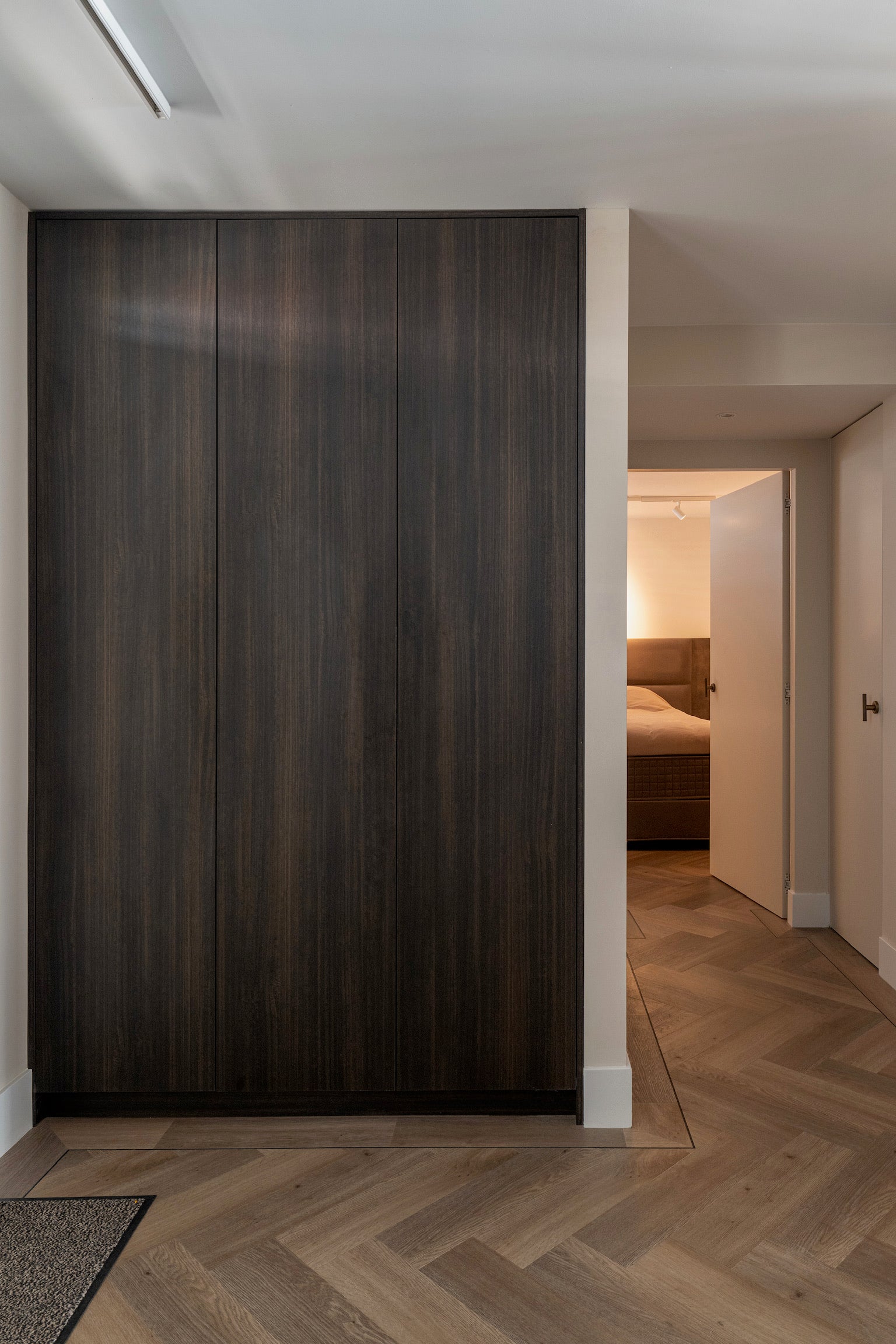 luxe inrichting, Totaalinrichting, maatwerk meubel, maatwerk keuken, Keuken op maat, Keuken met marmeren blad, Maatwerk tv meubel, Kookeiland, Keuken met Led-verlichting, Garderobe kast, Donker hout.