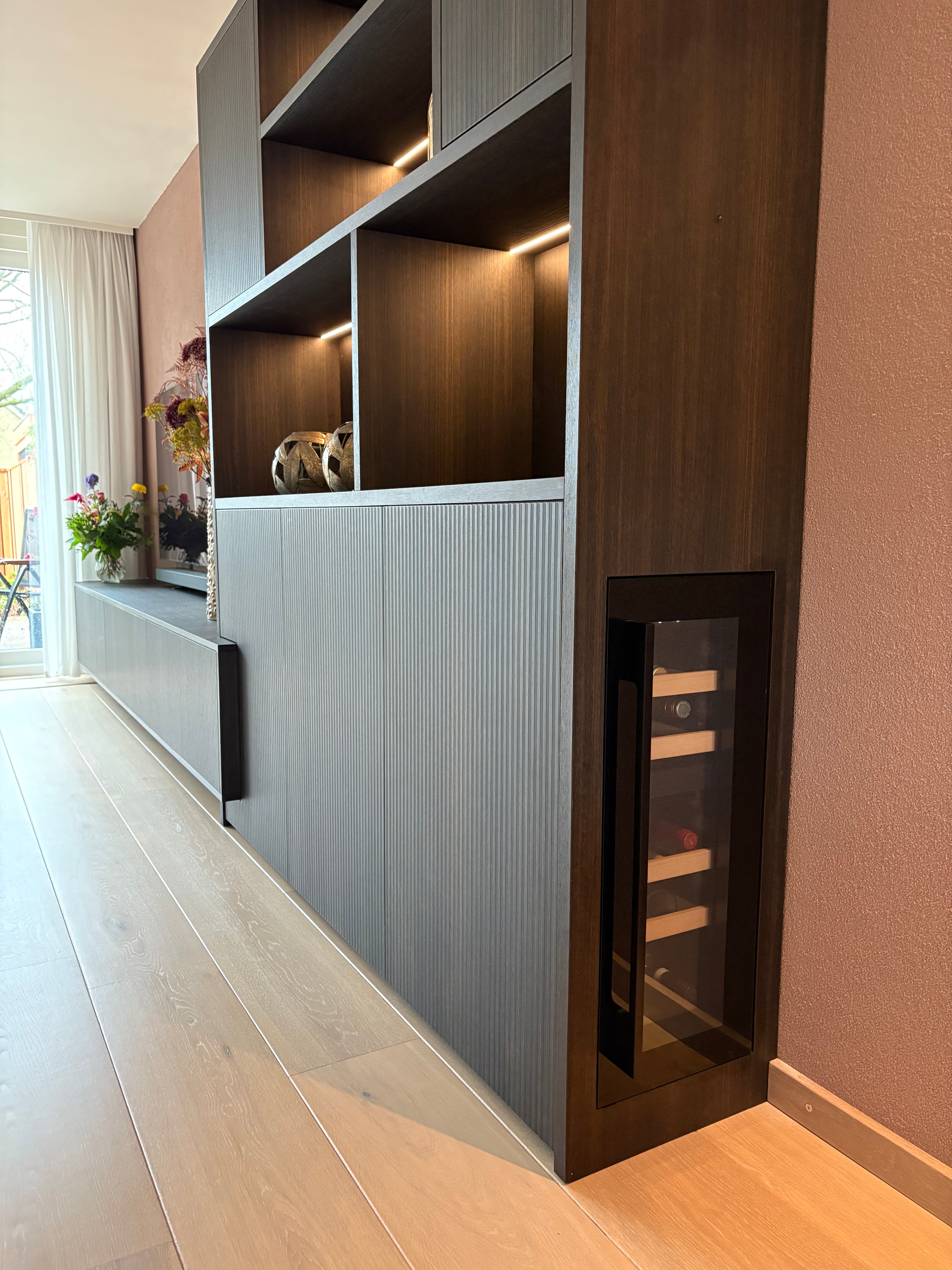 Tv-meubel, Tv-meubel met ronding, Tv meubel met Ledverlichting, Ledstrips, Wijnklimaatkast, Maatwerk tv-meubel, Maatwerk kast, Wijnklimaatkast, ingebouwde wijnklimaatkast, Wijnkoeler, Luxe tv-meubel, Uniek tv-Meubel.