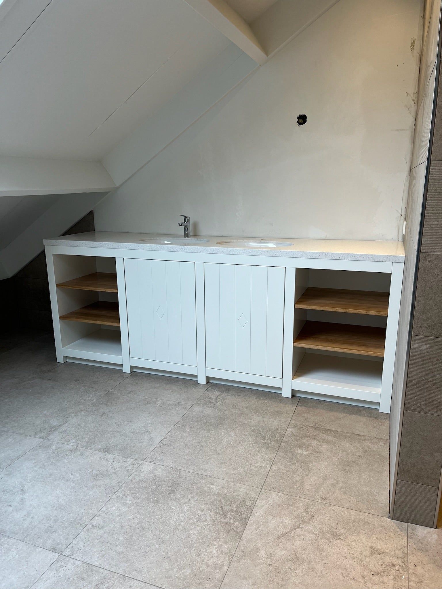 badmeubel op maat, badmeubels, Spoelbak op maat, Spoelbak natuursteen, bronzen look, eiken badmeubel, Badmeubel met lades, maatwerk badmeubel. 