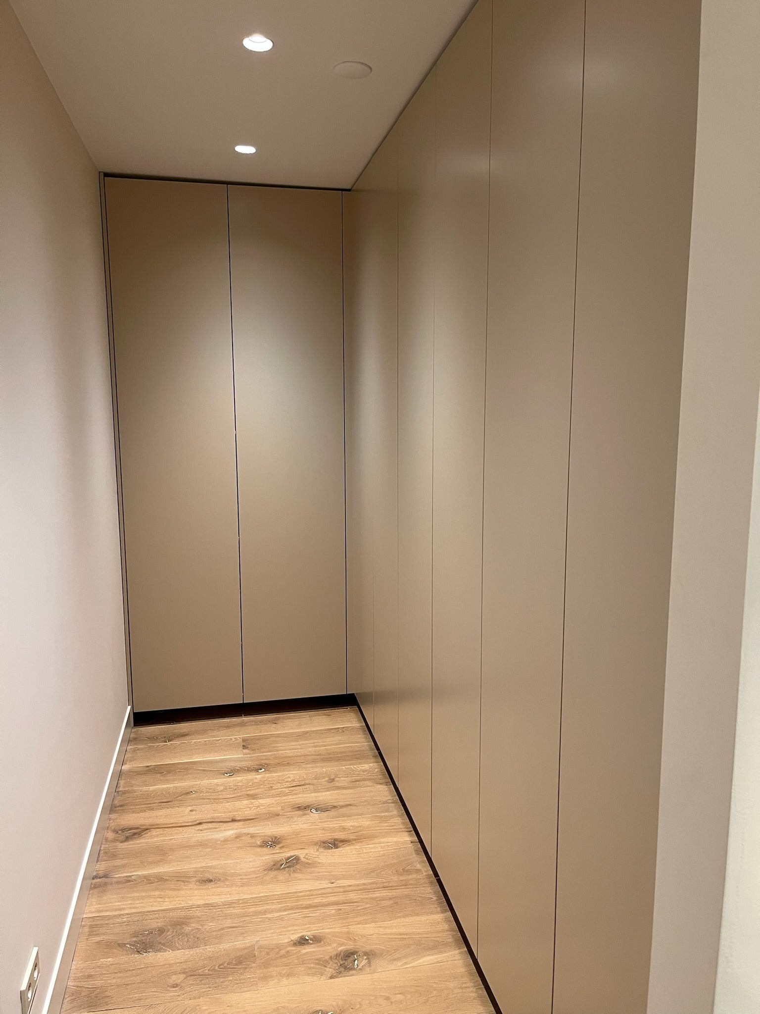 inloopkast, maatwerk kledingkast, gespoten kledingkast, kledingkast met lades, kledingkast met verlichting, kledingkast met hangroedes, Interieurbouwer Roelofarendsveen, Maatwerk kast Roelofarendsveen, meubelmaker Roelofarendsveen.