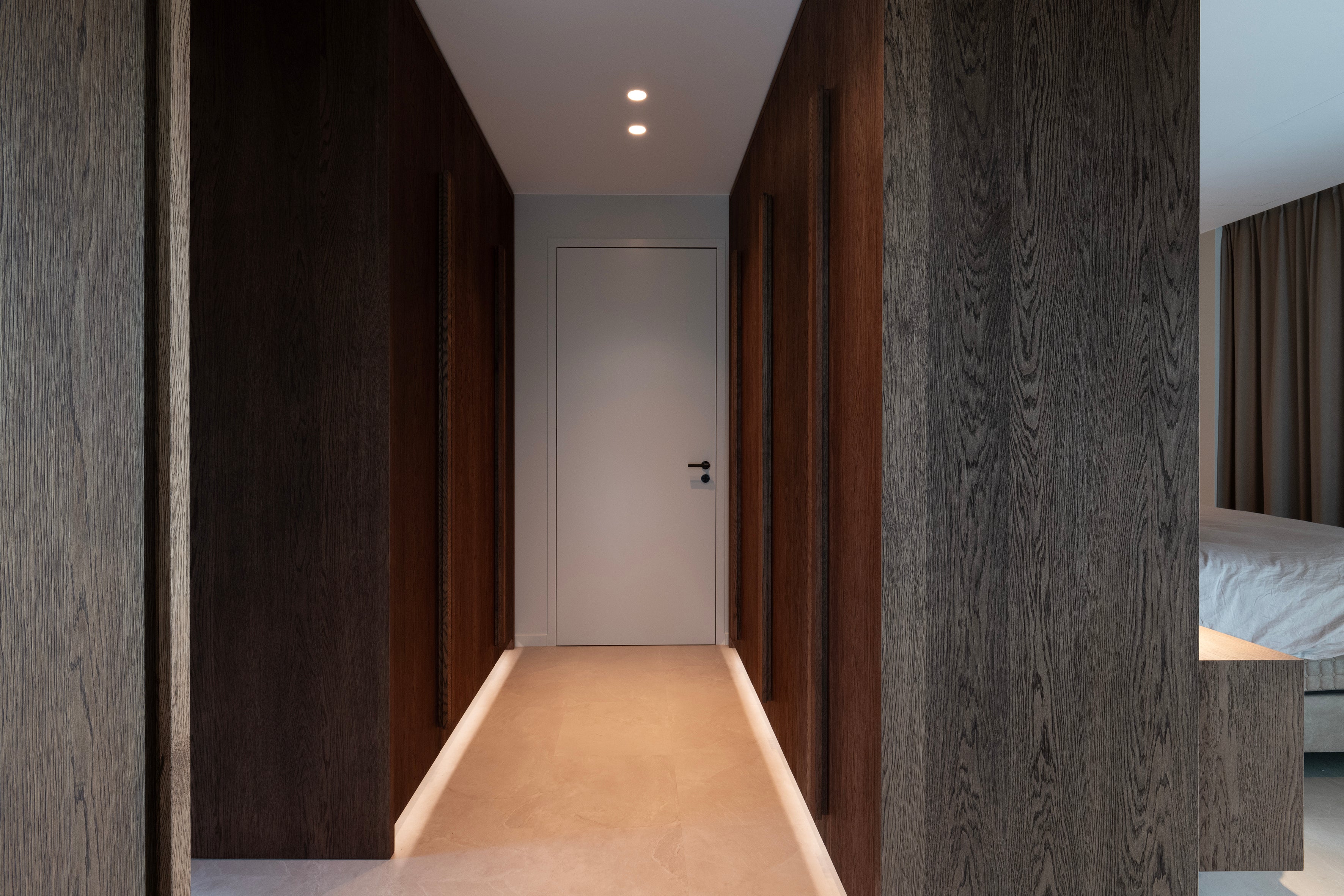 inloopkast op maat, Luxe inloopkast, eikenhouten inloopkast, Bedachterwand, Maatwerk kasten, Led-strip, Eiken grepen, slaapkamer en suite, 