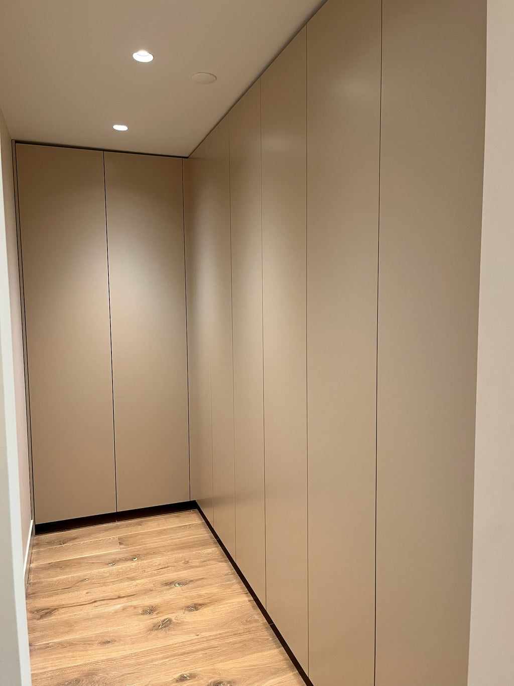 inloopkast, maatwerk kledingkast, gespoten kledingkast, kledingkast met lades, kledingkast met verlichting, kledingkast met hangroedes. 