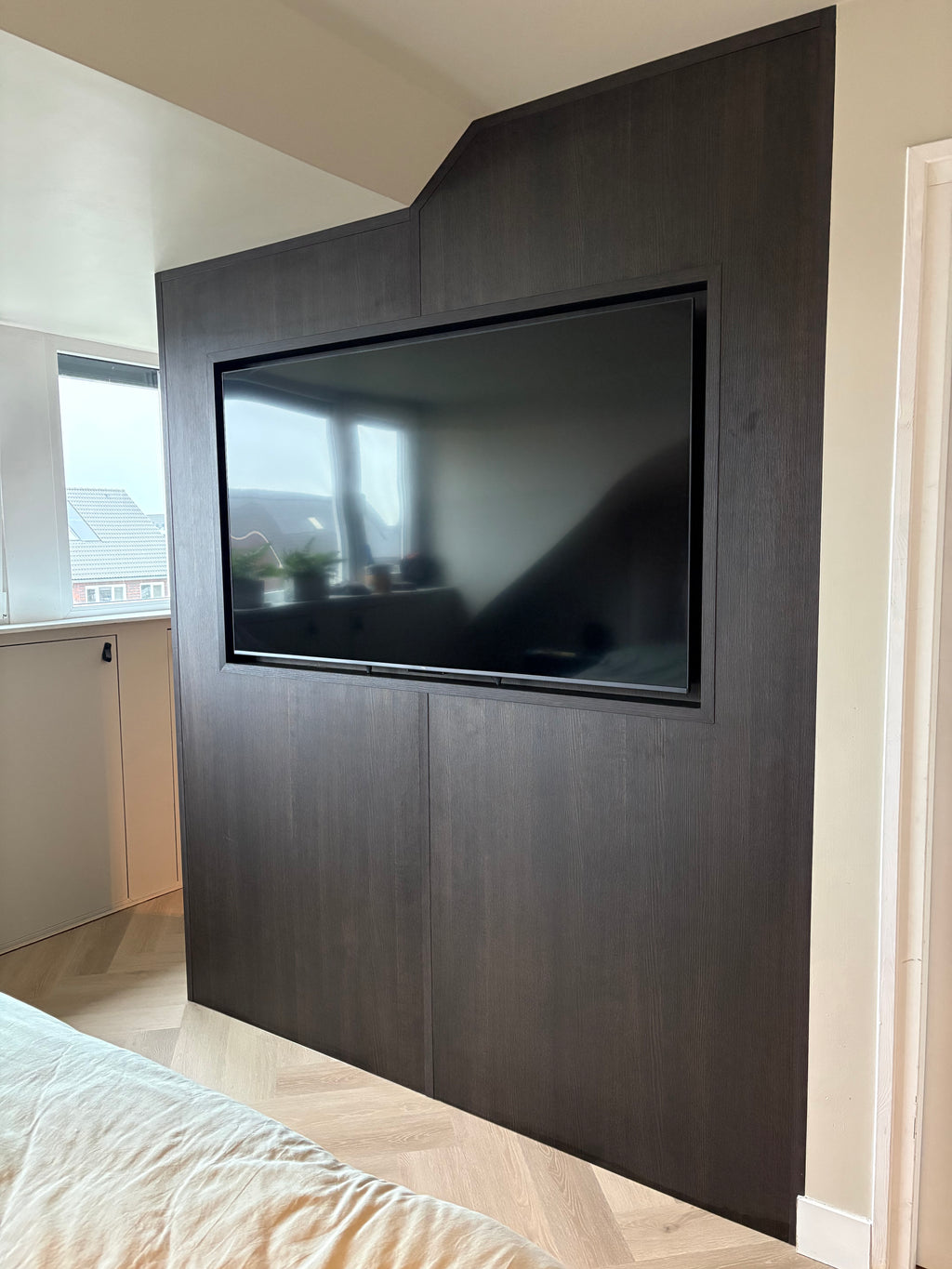 Kledingkast op maat, Eikenhouten kledingkast, Kledkingkast met nis, Kledingkast met vitrine, Maatwerk kledingkast, natuurlijk eikenhout, Interieurbouwer Roelofarendsveen, Maatwerk kast Roelofarendsveen, meubelmaker Roelofarendsveen, walk in closet, inloopkast op maat, inloopkast met tv, kledingkast met ingebouwde tv. walk in closet Roelofarendsveen.