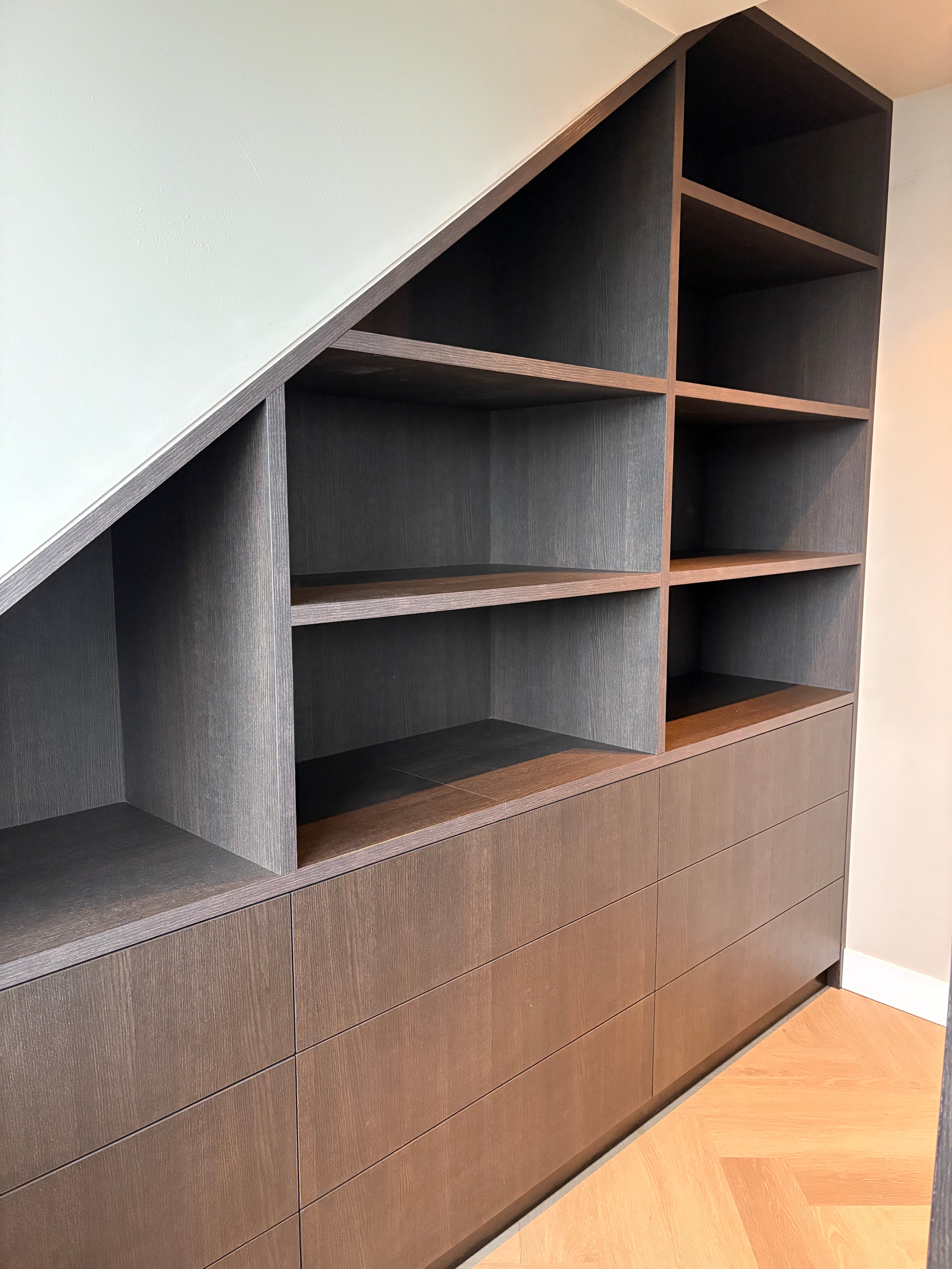 Kledingkast op maat, Eikenhouten kledingkast, Kledkingkast met nis, Kledingkast met vitrine, Maatwerk kledingkast, natuurlijk eikenhout, Interieurbouwer Roelofarendsveen, Maatwerk kast Roelofarendsveen, meubelmaker Roelofarendsveen, walk in closet, inloopkast op maat, inloopkast met tv, kledingkast met ingebouwde tv.