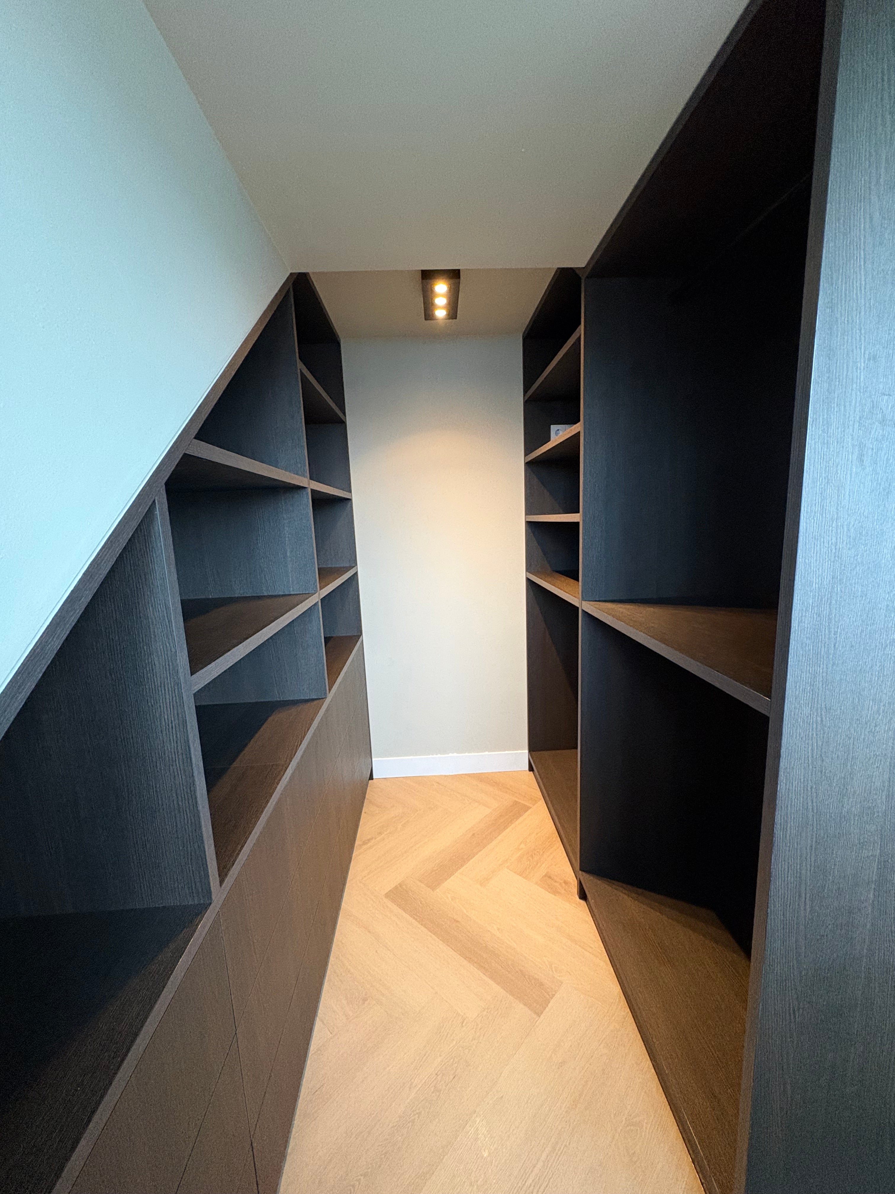 Kledingkast op maat, Eikenhouten kledingkast, Kledkingkast met nis, Kledingkast met vitrine, Maatwerk kledingkast, natuurlijk eikenhout, Interieurbouwer Roelofarendsveen, Maatwerk kast Roelofarendsveen, meubelmaker Roelofarendsveen, walk in closet, inloopkast op maat, inloopkast met tv, kledingkast met ingebouwde tv.