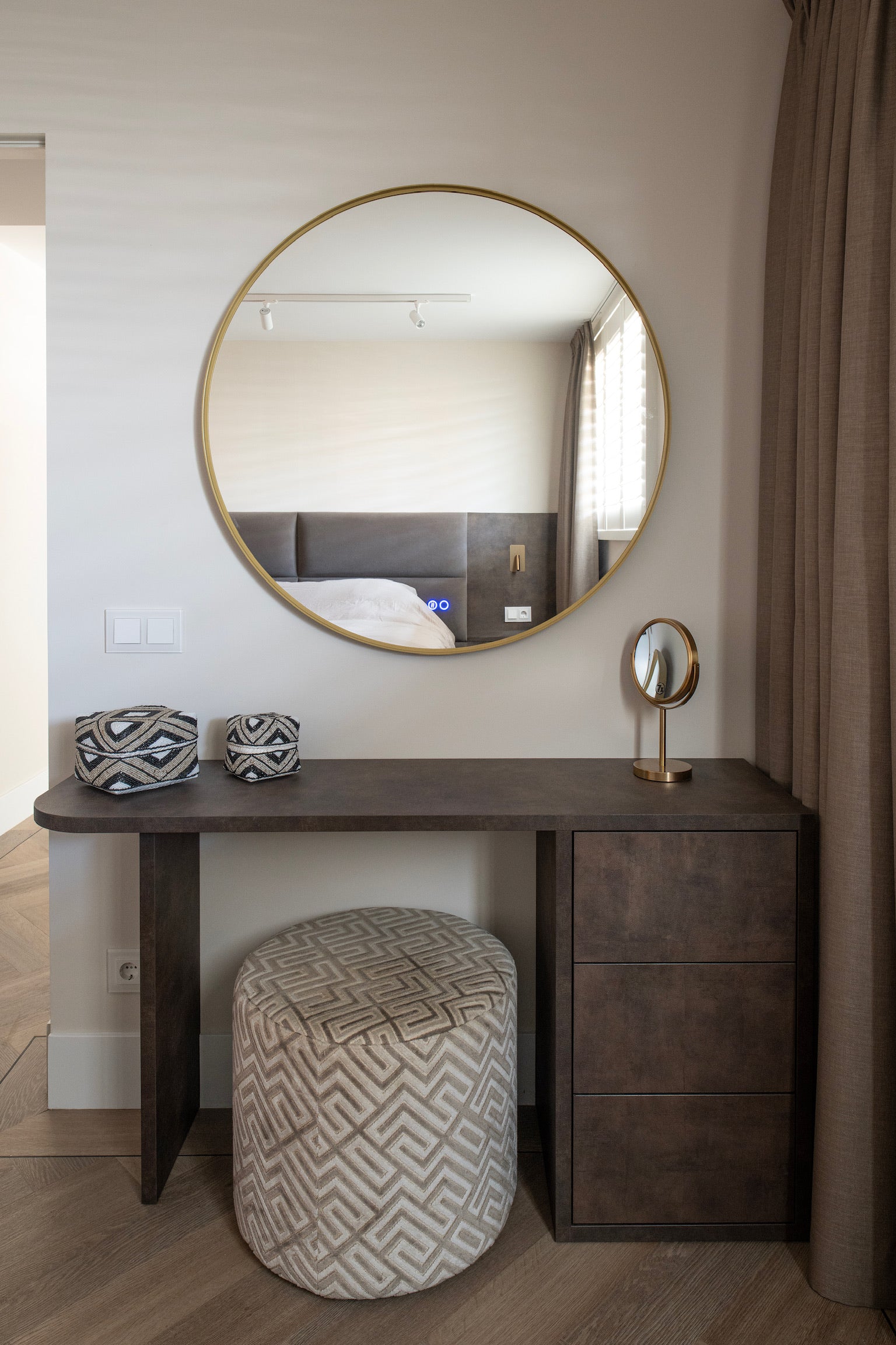 luxe inrichting, Totaalinrichting, maatwerk meubel, maatwerk keuken, Keuken op maat, Keuken met marmeren blad, Maatwerk tv meubel, Kookeiland, Keuken met Led-verlichting, Garderobe kast, Donker hout, kaptafel, Make-up tafel, bureau.