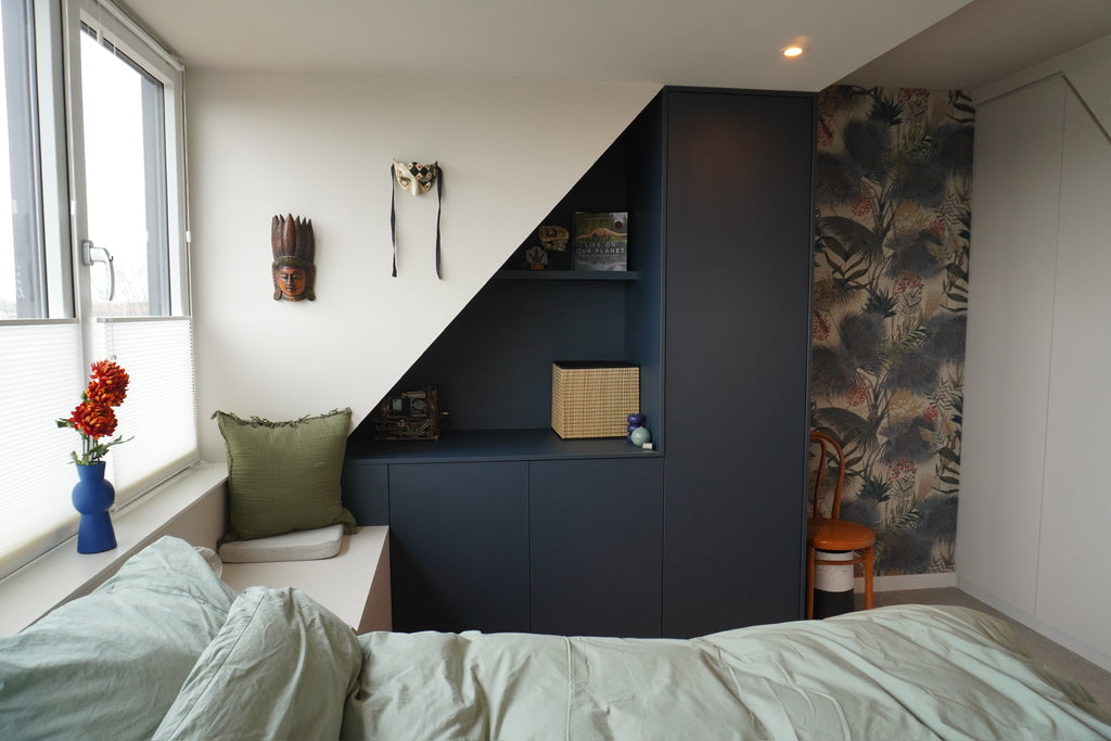 zolderverbouwing, Maatwerk kasten, Schuine kledingkast, Kast onder dakkapel. Slaapkamerkasten, Ladekasten, Bedachterwand op maat, Interieurbouwer Roelofarendsveen, Maatwerk kast Roelofarendsveen, meubelmaker Roelofarendsveen.
