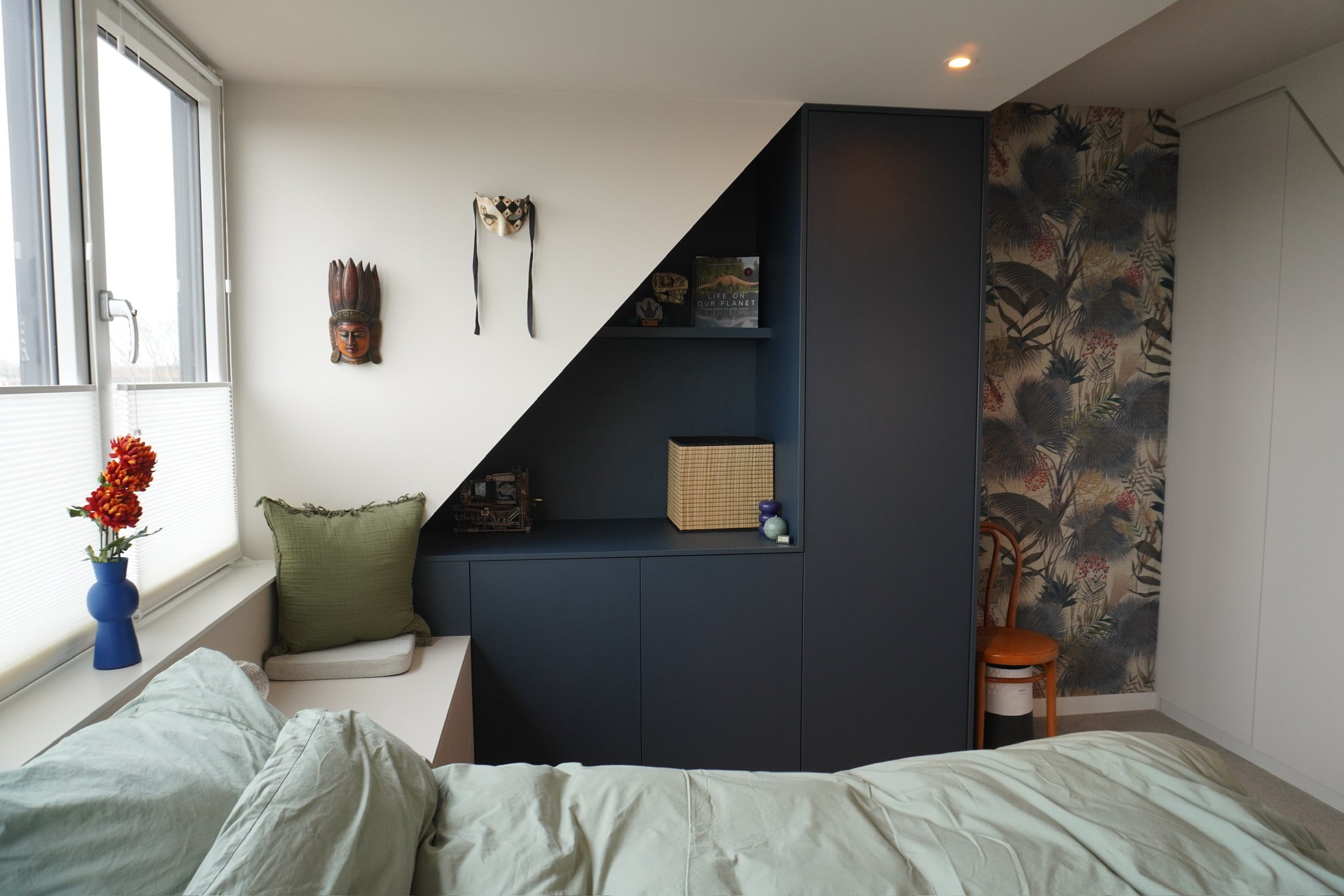 zolderverbouwing, Maatwerk kasten, Schuine kledingkast, Kast onder dakkapel. Slaapkamerkasten, Ladekasten, Bedachterwand op maat, Interieurbouwer Roelofarendsveen, Maatwerk kast Roelofarendsveen, meubelmaker Roelofarendsveen.