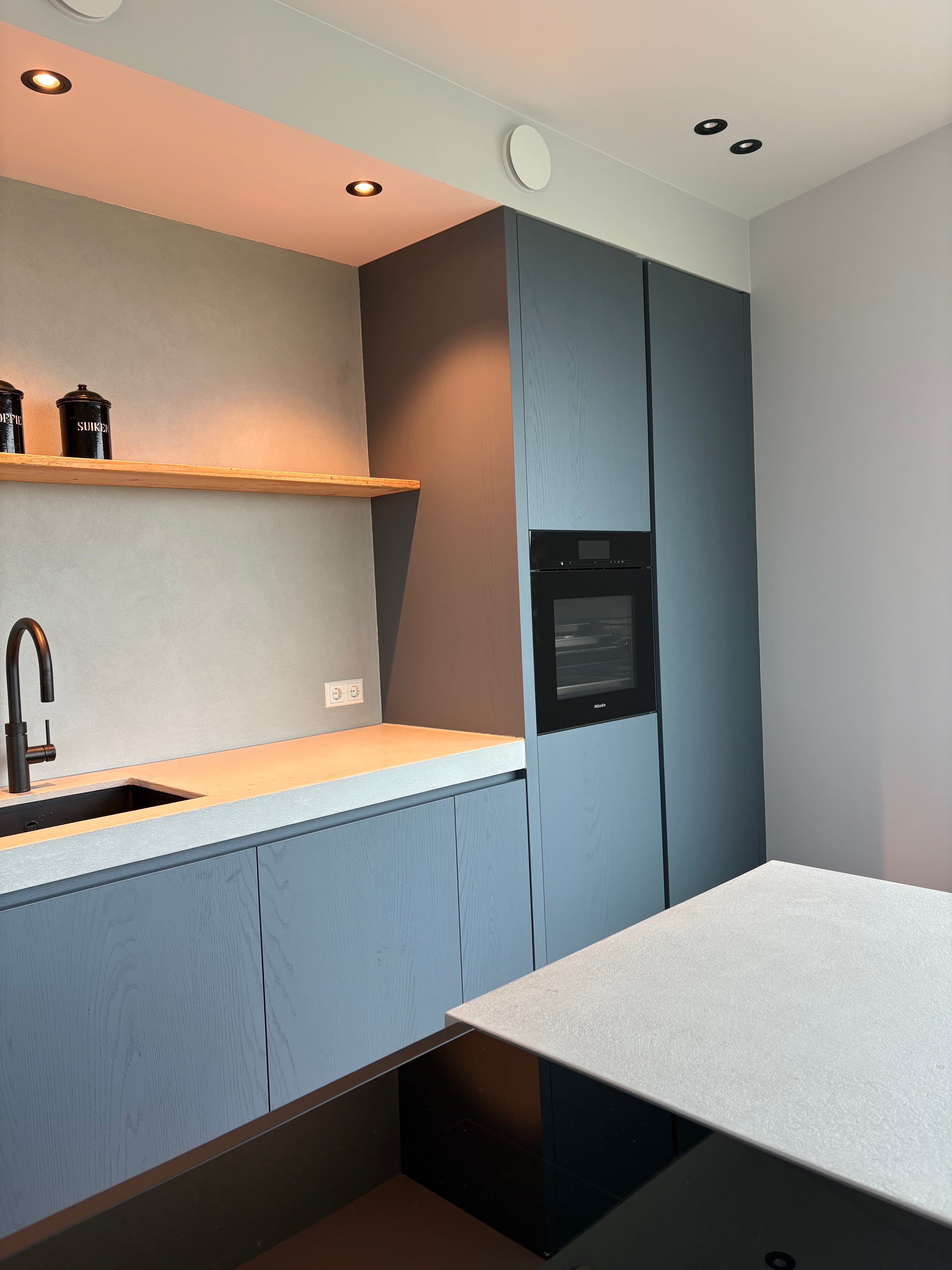 Maatwerk keuken, Keuken op maat gemaakt, Luxe keuken, geïntegreerde Wijnklimaatkast, Siemens apparatuur, Marmer, Natuursteen, Kookeiland, Kookplaat met geïntrigeerde afzuiging, Donker eikenhouten keuken, Eiken keuken, Keuken met Ledverlichting, Interieurbouwer Roelofarendsveen, Maatwerk kast Roelofarendsveen, meubelmaker Roelofarendsveen, Villa interieur, interieurbouwer villa's, maatwerk kasten villa, Keukenontwerp, moderne keuken, Nieuwe keuken, Keuken kopen, open keuken, Keukenontwerp nieuwbouw woning. 