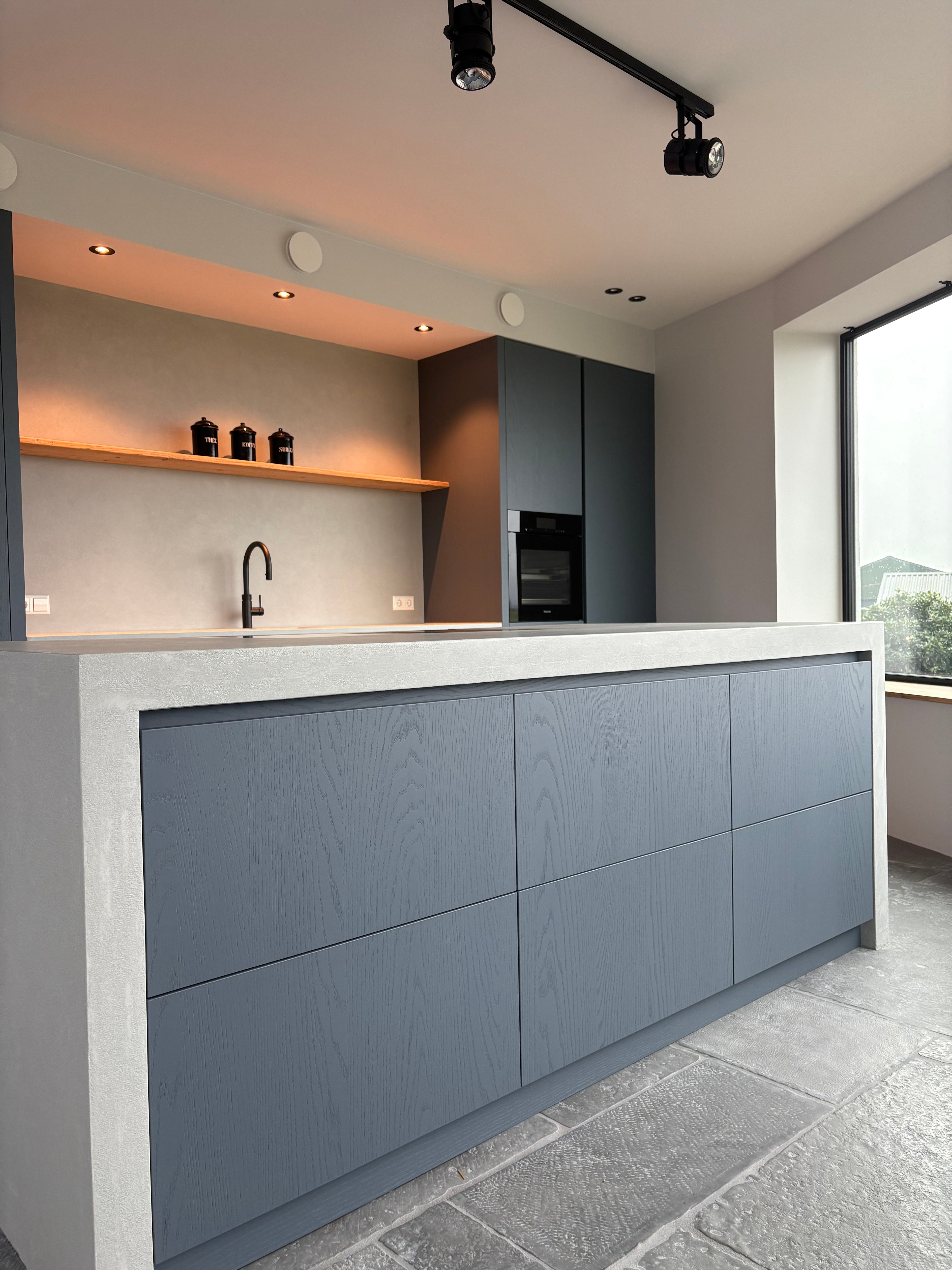 Maatwerk keuken, Keuken op maat gemaakt, Luxe keuken, geïntegreerde Wijnklimaatkast, Siemens apparatuur, Marmer, Natuursteen, Kookeiland, Kookplaat met geïntrigeerde afzuiging, Donker eikenhouten keuken, Eiken keuken, Keuken met Ledverlichting, Interieurbouwer Roelofarendsveen, Maatwerk kast Roelofarendsveen, meubelmaker Roelofarendsveen, Villa interieur, interieurbouwer villa's, maatwerk kasten villa, Keukenontwerp, moderne keuken, Nieuwe keuken, Keuken kopen, open keuken, Keukenontwerp nieuwbouw woning. 