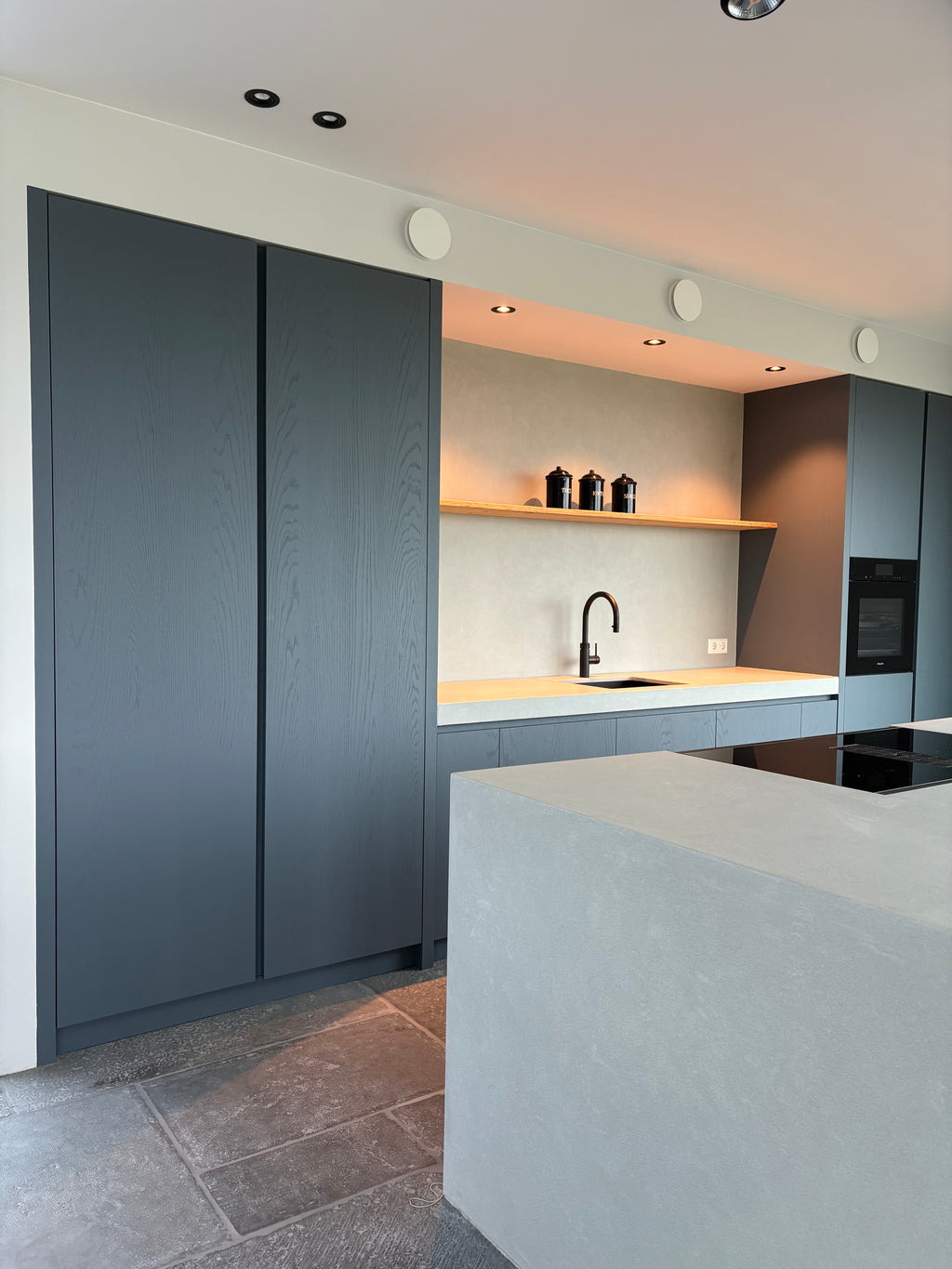 Maatwerk keuken, Keuken op maat gemaakt, Luxe keuken, geïntegreerde Wijnklimaatkast, Siemens apparatuur, Marmer, Natuursteen, Kookeiland, Kookplaat met geïntrigeerde afzuiging, Donker eikenhouten keuken, Eiken keuken, Keuken met Ledverlichting, Interieurbouwer Roelofarendsveen, Maatwerk kast Roelofarendsveen, meubelmaker Roelofarendsveen, Villa interieur, interieurbouwer villa's, maatwerk kasten villa, Keukenontwerp, moderne keuken, Nieuwe keuken, Keuken kopen, open keuken, Keukenontwerp nieuwbouw woning. 