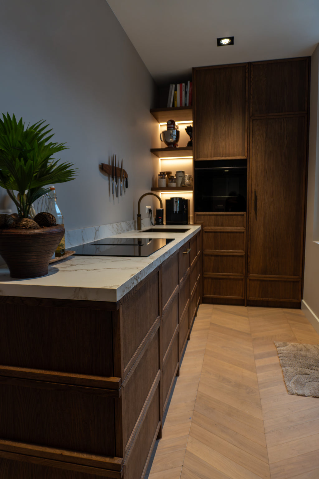 klassieke keuken, luxe keuken, Quooker, Siemens, keuken op maat, Maatwerk keuken, eikenhouten keuken, Stenen blad, Dekton keukenblad, donker eikenhouten kasten, Maatwerk kasten, totaalinrichting, maatwerk meubels, Interieurbouwer Roelofarendsveen, Maatwerk kast Roelofarendsveen, meubelmaker Roelofarendsveen, Villa interieur, interieurbouwer villa's, maatwerk kasten villa, Keukenontwerp, moderne keuken, Nieuwe keuken, Keuken kopen, open keuken, Keukenontwerp nieuwbouw woning. 