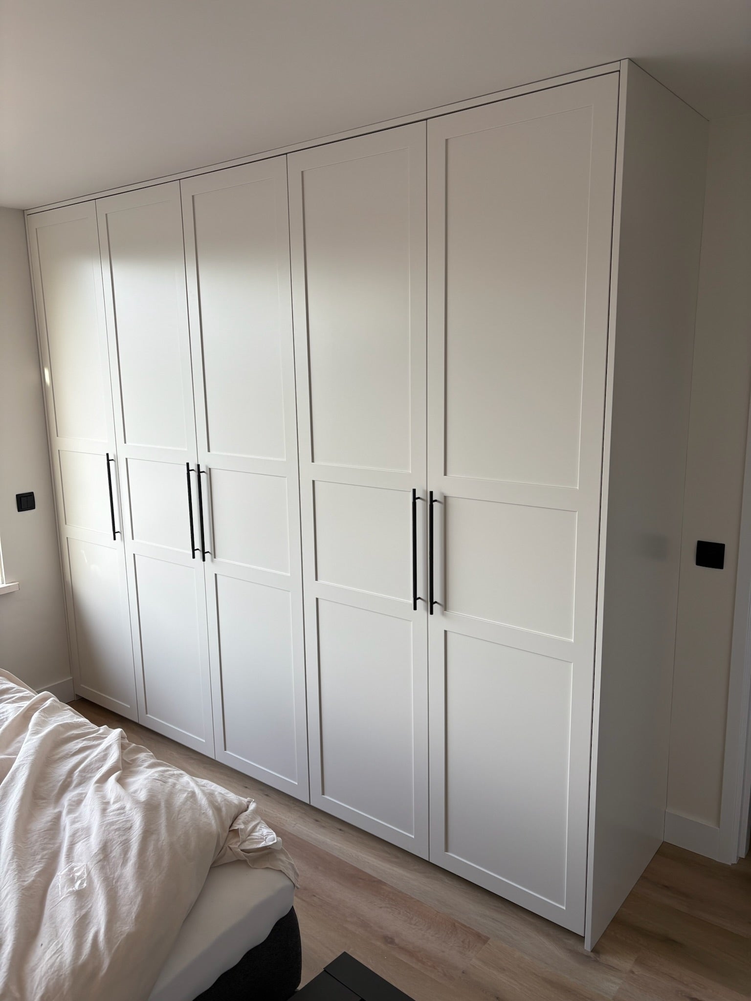 klassieke kledingkast, maatwerk kledingkast, Gespoten kledingkast, kledingkast op maat, kledingkast met paneeldeuren, zwarte grepen, Kledingkast met lades, Interieurbouwer Roelofarendsveen, Maatwerk kast Roelofarendsveen, meubelmaker Roelofarendsveen.