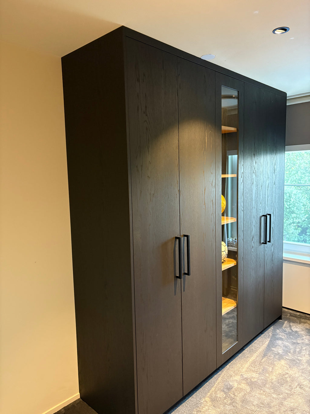 Kledingkast op maat, Eikenhouten kledingkast, Kledkingkast met nis, Kledingkast met vitrine, Maatwerk kledingkast, natuurlijk eikenhout, Interieurbouwer Roelofarendsveen, Maatwerk kast Roelofarendsveen, meubelmaker Roelofarendsveen.