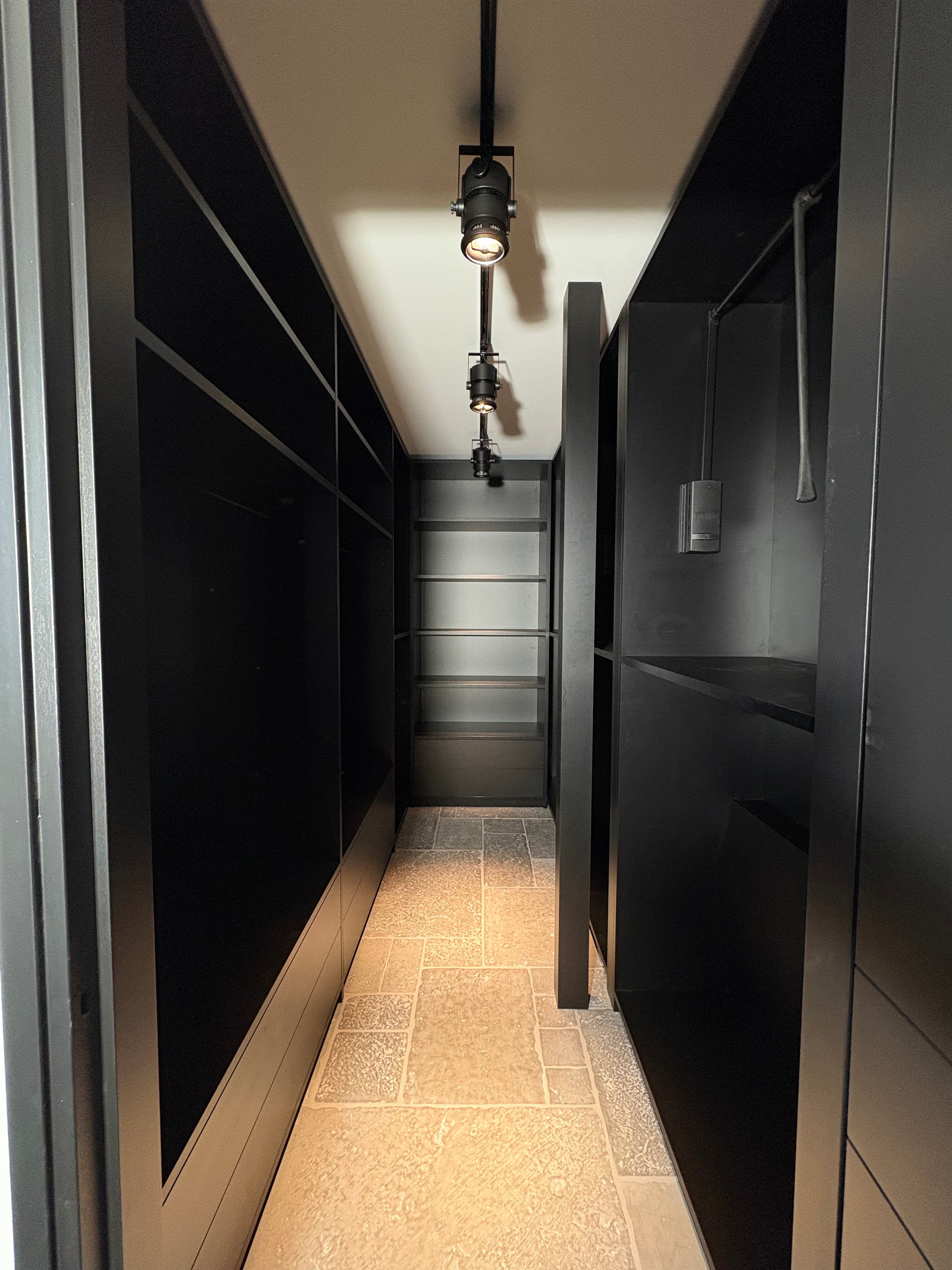 inloopkast, maatwerk inloopkast, donkere inloopkast, zwarte inloopkast, maatwerk kledingkast, maatwerk meubels, interieurbouwer Roelofarendsveen, interieurbouwer Rijpwetering, interieurbouwer Oud Ade, interieurbouwer kaag en braasem, meubelmaker Roelofarendsveen. 