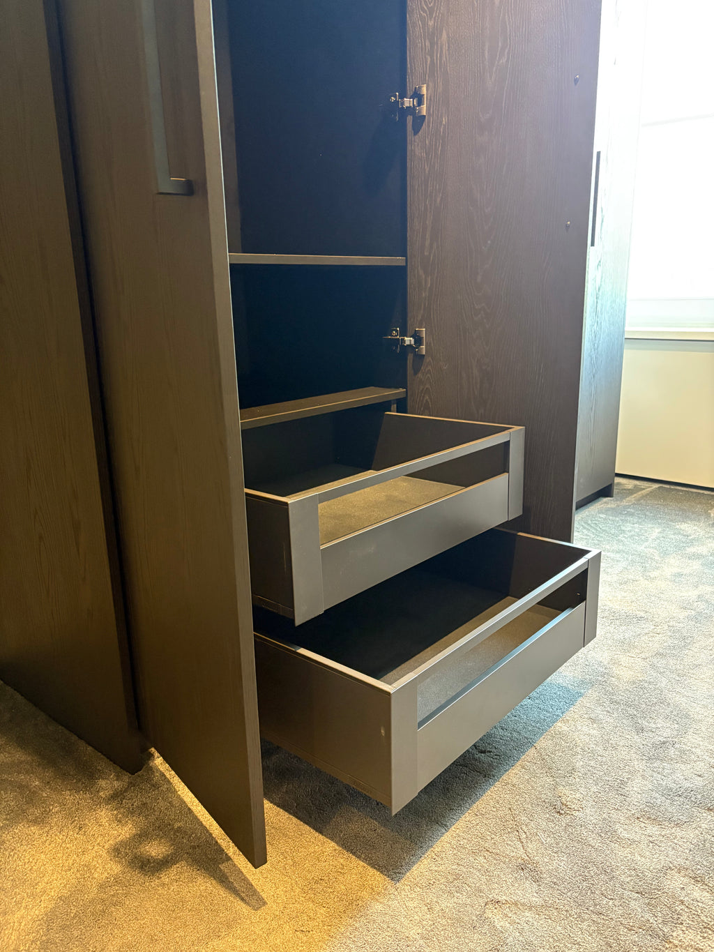 Kledingkast op maat, Eikenhouten kledingkast, Kledkingkast met nis, Kledingkast met vitrine, Maatwerk kledingkast, natuurlijk eikenhout, Ladekast, Kledingkast met lades.