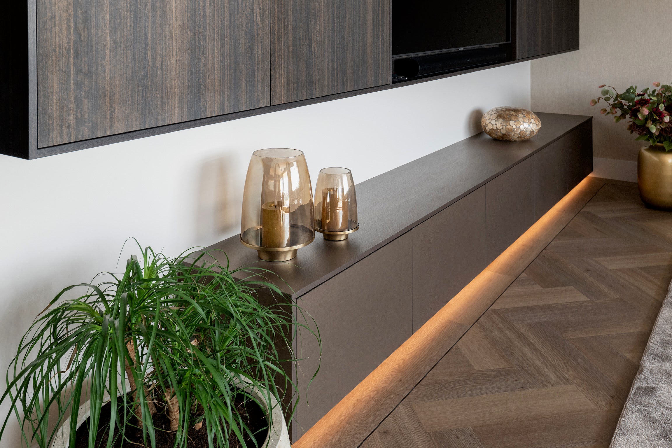 luxe inrichting, Totaalinrichting, maatwerk meubel, maatwerk keuken, Keuken op maat, Keuken met marmeren blad, Maatwerk tv meubel, Kookeiland, Keuken met Led-verlichting.