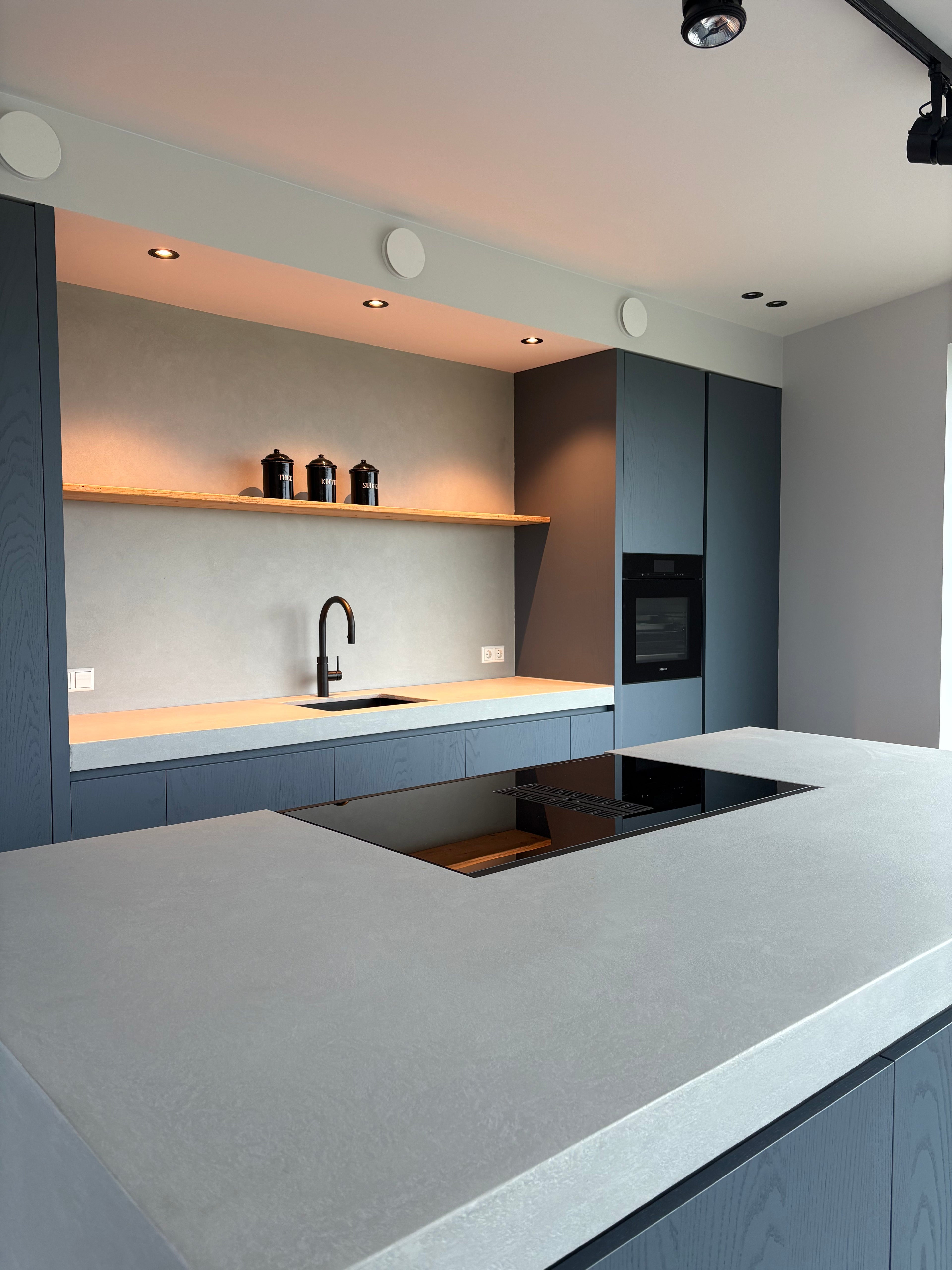 Maatwerk keuken, Keuken op maat gemaakt, Luxe keuken, geïntegreerde Wijnklimaatkast, Siemens apparatuur, Marmer, Natuursteen, Kookeiland, Kookplaat met geïntrigeerde afzuiging, Donker eikenhouten keuken, Eiken keuken, Keuken met Ledverlichting, Interieurbouwer Roelofarendsveen, Maatwerk kast Roelofarendsveen, meubelmaker Roelofarendsveen, Villa interieur, interieurbouwer villa's, maatwerk kasten villa, Keukenontwerp, moderne keuken, Nieuwe keuken, Keuken kopen, open keuken, Keukenontwerp nieuwbouw woning. 