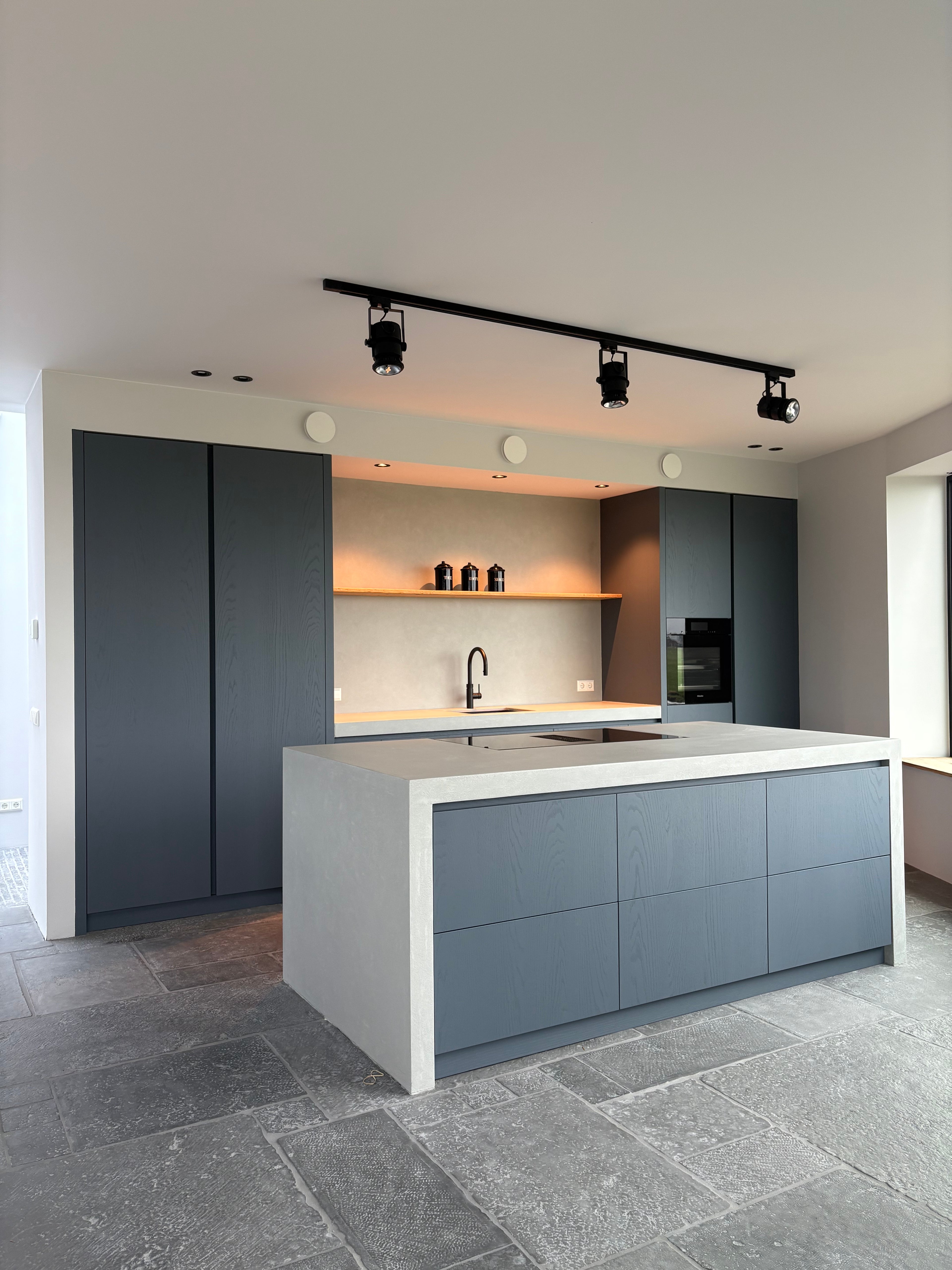 Maatwerk keuken, Keuken op maat gemaakt, Luxe keuken, geïntegreerde Wijnklimaatkast, Siemens apparatuur, Marmer, Natuursteen, Kookeiland, Kookplaat met geïntrigeerde afzuiging, Donker eikenhouten keuken, Eiken keuken, Keuken met Ledverlichting, Interieurbouwer Roelofarendsveen, Maatwerk kast Roelofarendsveen, meubelmaker Roelofarendsveen, Villa interieur, interieurbouwer villa's, maatwerk kasten villa, Keukenontwerp, moderne keuken, Nieuwe keuken, Keuken kopen, open keuken, Keukenontwerp nieuwbouw woning. 