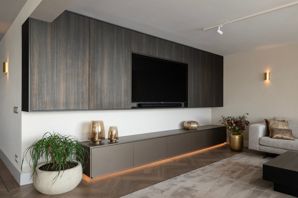 luxe inrichting, Totaalinrichting, maatwerk meubel, maatwerk keuken, Keuken op maat, Keuken met marmeren blad, Maatwerk tv meubel, Kookeiland, Keuken met Led-verlichting, Garderobe kast, Donker hout.