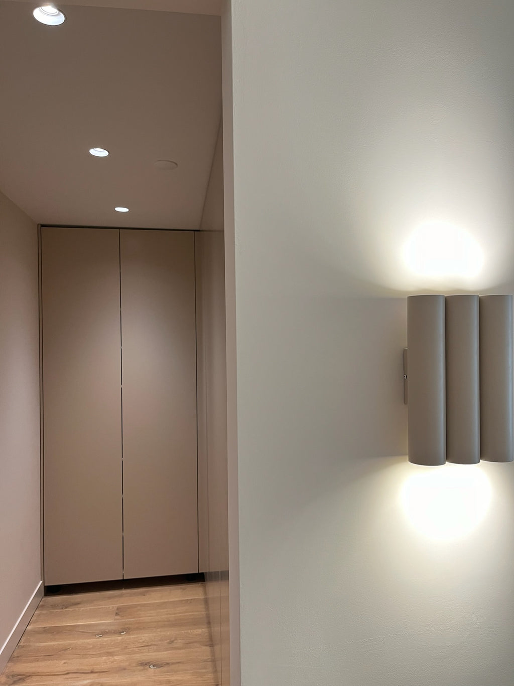 inloopkast, maatwerk kledingkast, gespoten kledingkast, kledingkast met lades, kledingkast met verlichting, kledingkast met hangroedes. 