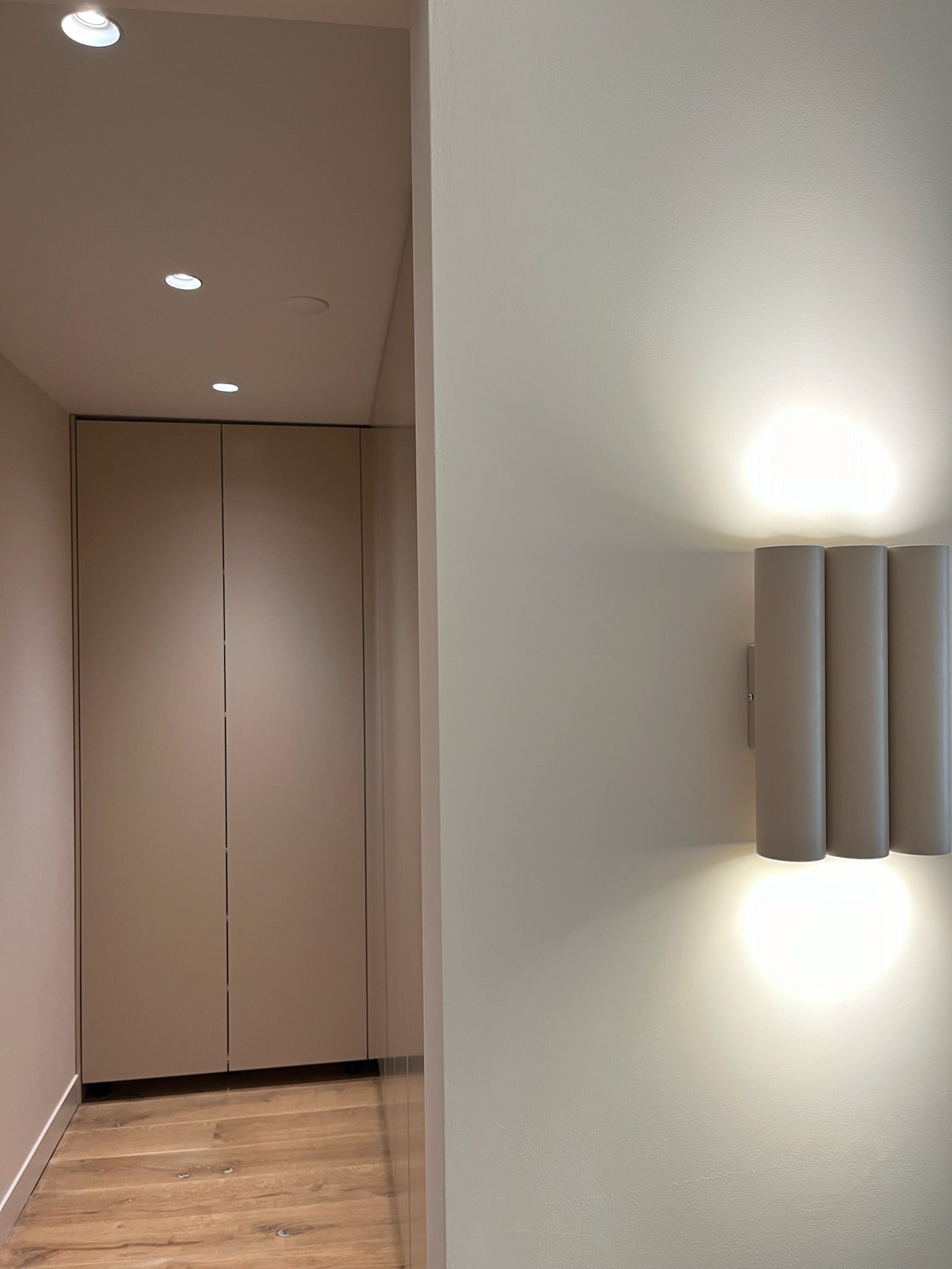 inloopkast, maatwerk kledingkast, gespoten kledingkast, kledingkast met lades, kledingkast met verlichting, kledingkast met hangroedes. 