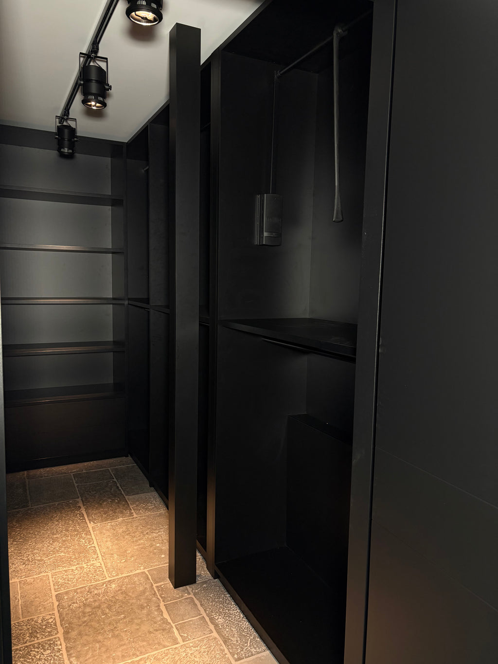 inloopkast, maatwerk inloopkast, donkere inloopkast, zwarte inloopkast, maatwerk kledingkast, maatwerk meubels, interieurbouwer Roelofarendsveen, interieurbouwer Rijpwetering, interieurbouwer Oud Ade, interieurbouwer kaag en braasem, meubelmaker Roelofarendsveen. 
