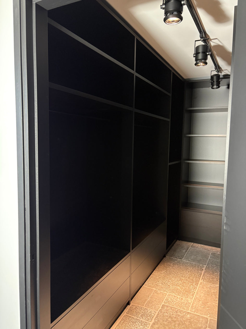 inloopkast, maatwerk inloopkast, donkere inloopkast, zwarte inloopkast, maatwerk kledingkast, maatwerk meubels, interieurbouwer Roelofarendsveen, interieurbouwer Rijpwetering, interieurbouwer Oud Ade, interieurbouwer kaag en braasem, meubelmaker Roelofarendsveen. 
