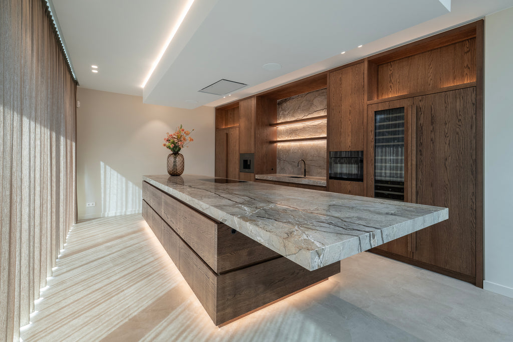 Maatwerk keuken, Keuken op maat gemaakt, Luxe keuken, geïntegreerde Wijnklimaatkast, Siemens apparatuur, Marmer, Natuursteen, Kookeiland, Kookplaat met geïntrigeerde afzuiging, Donker eikenhouten keuken, Eiken keuken, Keuken met Ledverlichting, Interieurbouwer Roelofarendsveen, Maatwerk kast Roelofarendsveen, meubelmaker Roelofarendsveen, Villa interieur, interieurbouwer villa's, maatwerk kasten villa, Keukenontwerp, moderne keuken, Nieuwe keuken, Keuken kopen, open keuken, Keukenontwerp nieuwbouw woning. 