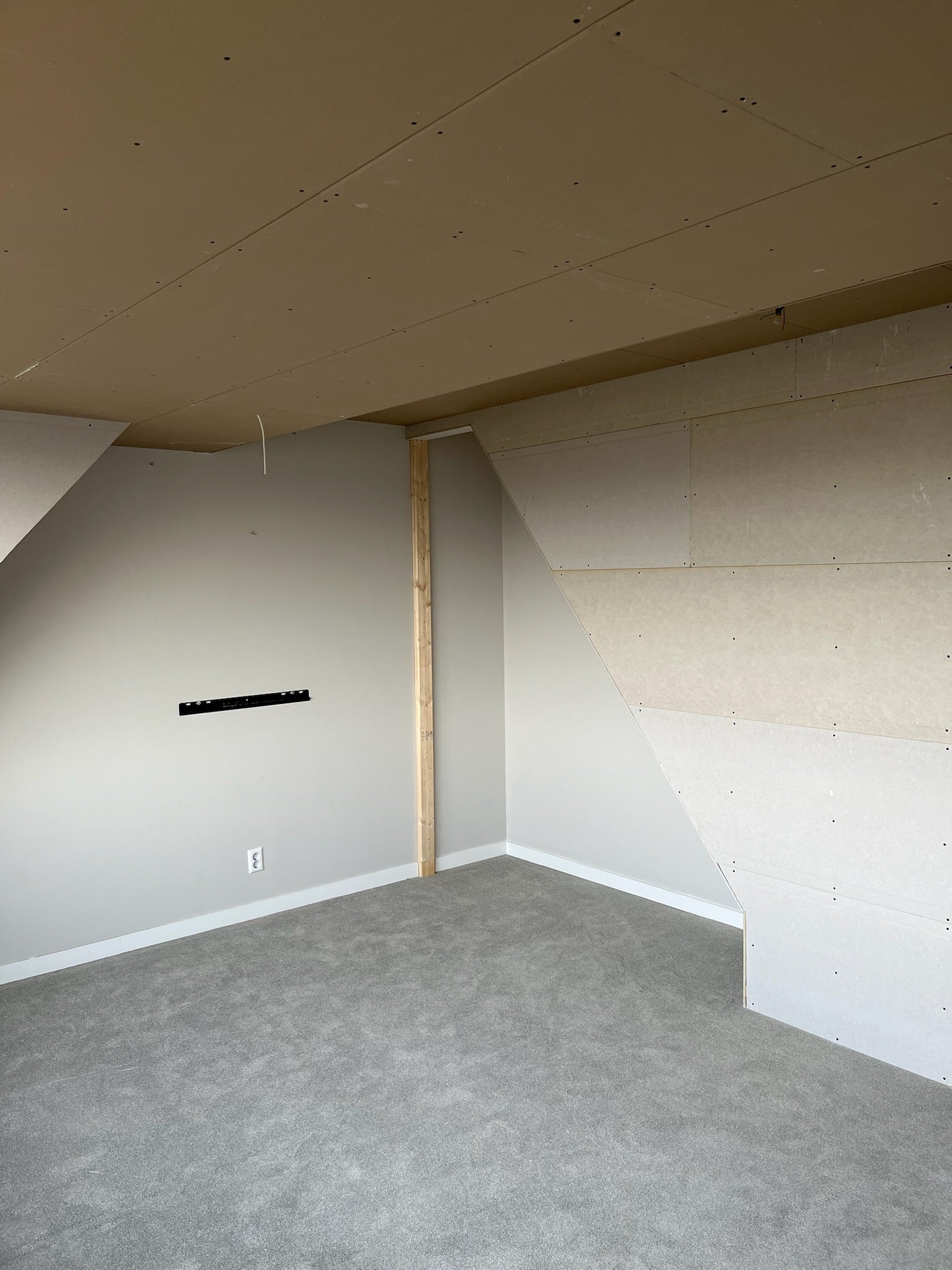 zolderverbouwing, Maatwerk kasten, Schuine kledingkast, Kast onder dakkapel. Slaapkamerkasten, Ladekasten, Bedachterwand op maat, Nachtkastje, luxe zolderverbouwing. 