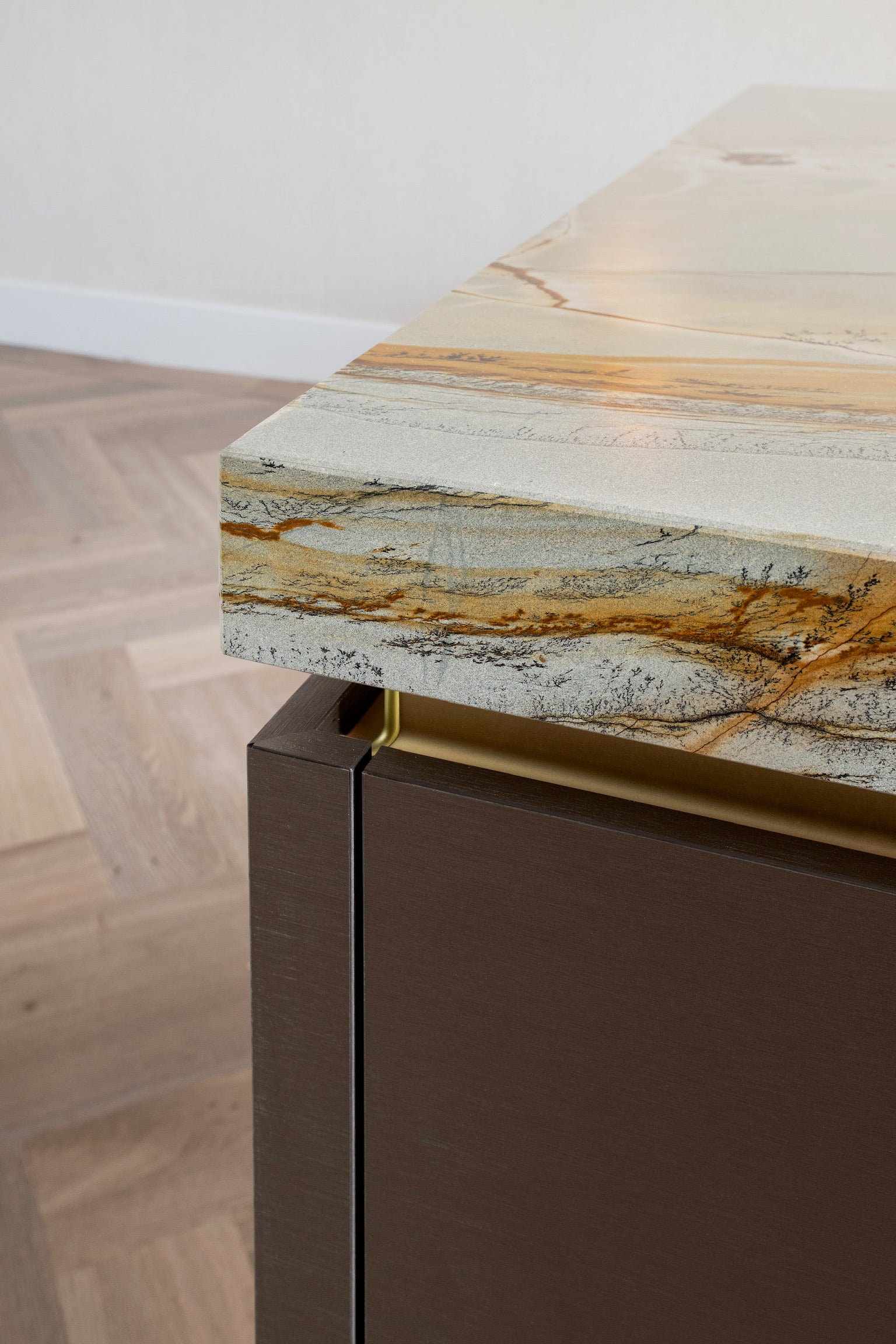 luxe inrichting, Totaalinrichting, maatwerk meubel, maatwerk keuken, Keuken op maat, Keuken met marmeren blad, Maatwerk tv meubel, Kookeiland, Keuken met Led-verlichting, Garderobe kast, Donker hout.