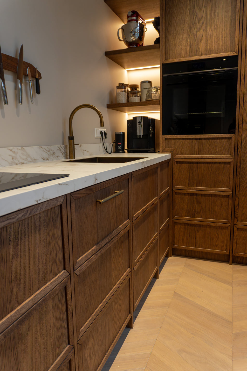 klassieke keuken, luxe keuken, Quooker, Siemens, keuken op maat, Maatwerk keuken, eikenhouten keuken, Stenen blad, Dekton keukenblad, donker eikenhouten kasten, Maatwerk kasten, totaalinrichting, maatwerk meubels, Villa interieur, interieurbouwer villa's, maatwerk kasten villa, Keukenontwerp, moderne keuken, Nieuwe keuken, Keuken kopen, open keuken, Keukenontwerp nieuwbouw woning. 