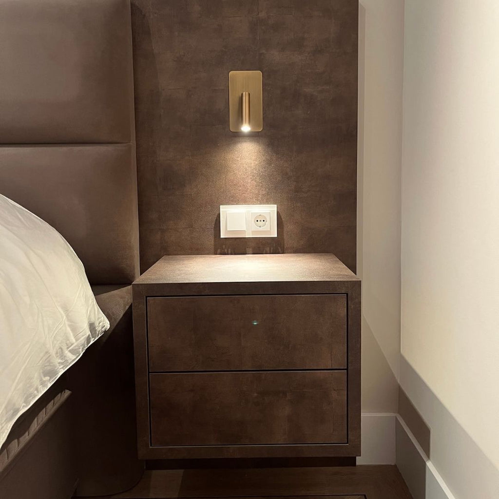 luxe inrichting, Totaalinrichting, maatwerk meubel, maatwerk keuken, Keuken op maat, Keuken met marmeren blad, Maatwerk tv meubel, Kookeiland, Keuken met Led-verlichting, Garderobe kast, Donker hout, nachtkastje, bedachterwand.