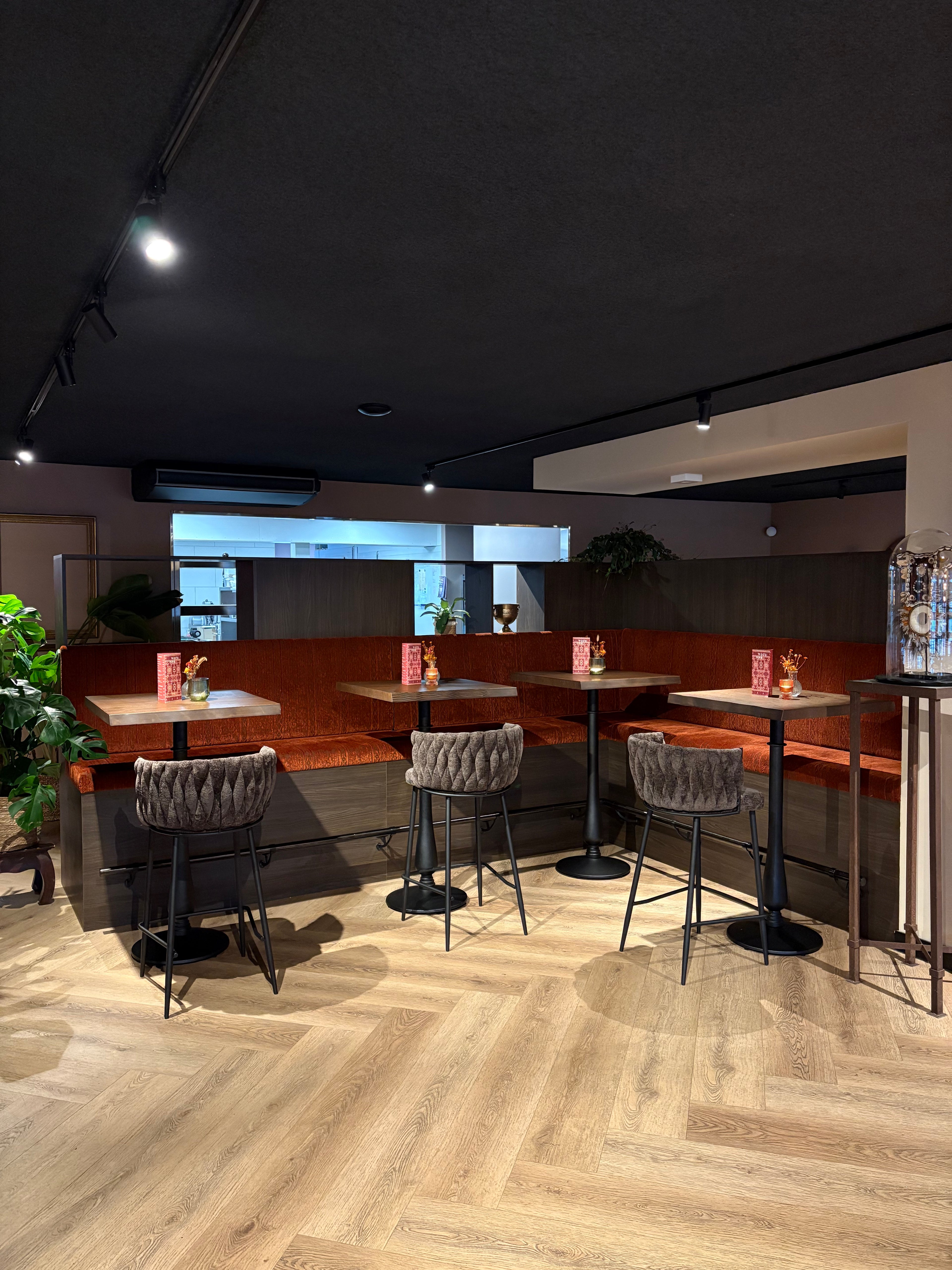 zithoek restaurant, maatwerk bank, eetbank, maatwerk kast, Restaurant inrichting, Eettafel, maatwerk bank. 