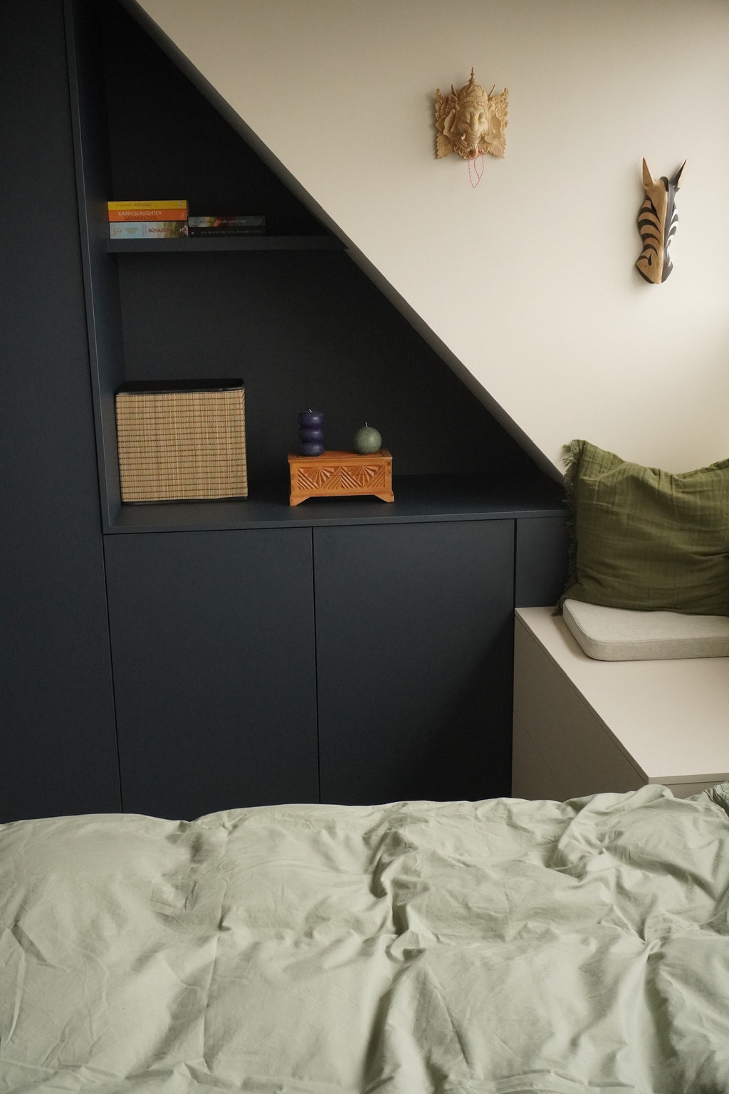 zolderverbouwing, Maatwerk kasten, Schuine kledingkast, Kast onder dakkapel. Slaapkamerkasten, Ladekasten, Bedachterwand op maat, Nachtkastje, luxe zolderverbouwing. 