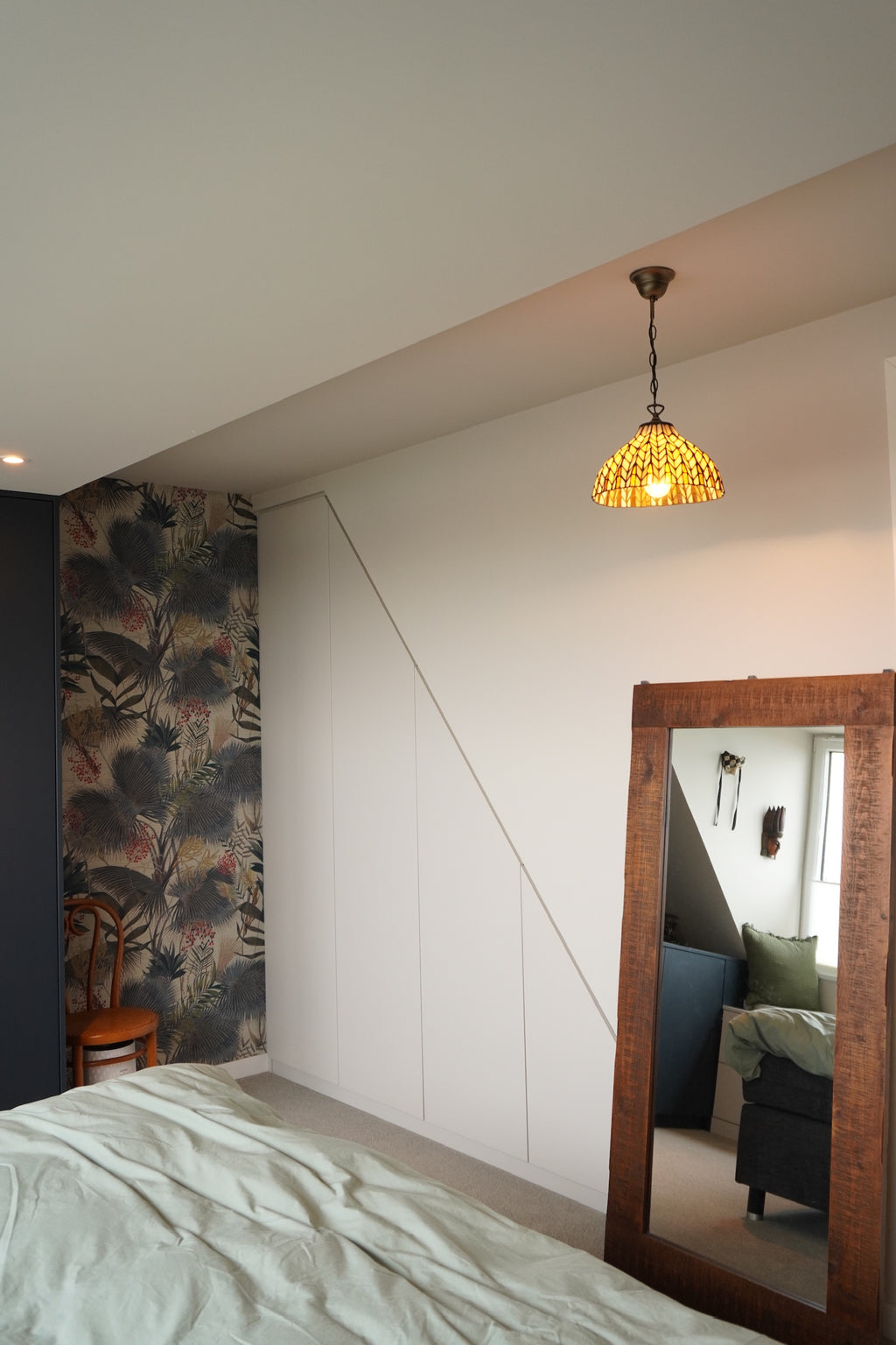 zolderverbouwing, Maatwerk kasten, Schuine kledingkast, Kast onder dakkapel. Slaapkamerkasten, Ladekasten, Bedachterwand op maat. 