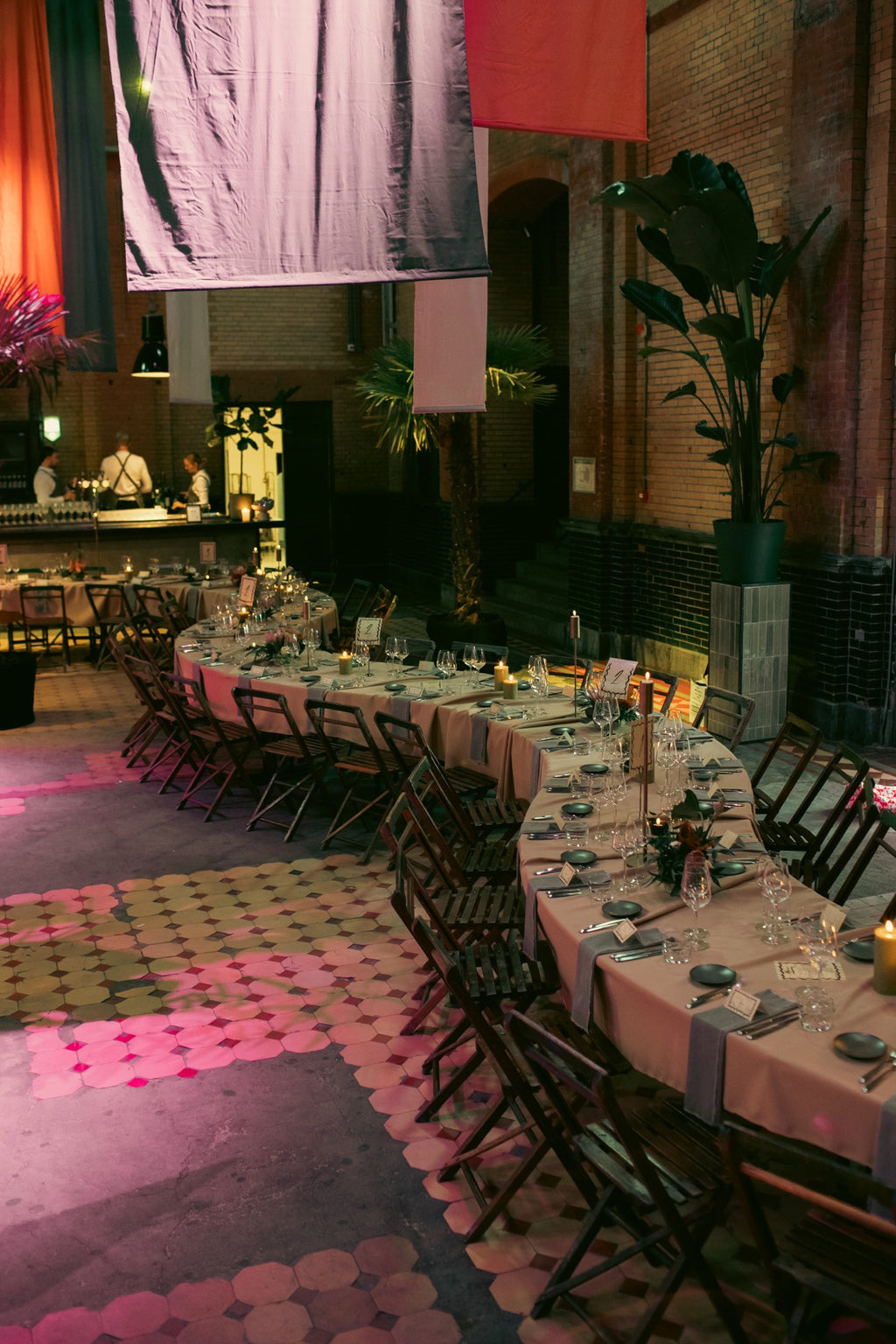 Eettafel 120 personen, Evenementen tafel, Ronde tafel op maat, maatwerk tafel, Interieurbouwer Roelofarendsveen, Maatwerk kast Roelofarendsveen, meubelmaker Roelofarendsveen.