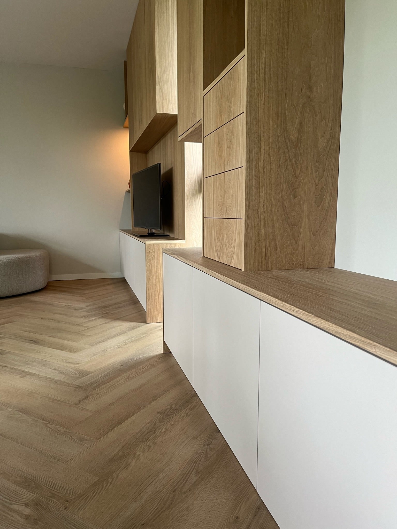 tv meubel, Eikenhouten tv meubel, Tv meubel op maat,Ladekast, ingebouwde tv meubel. 