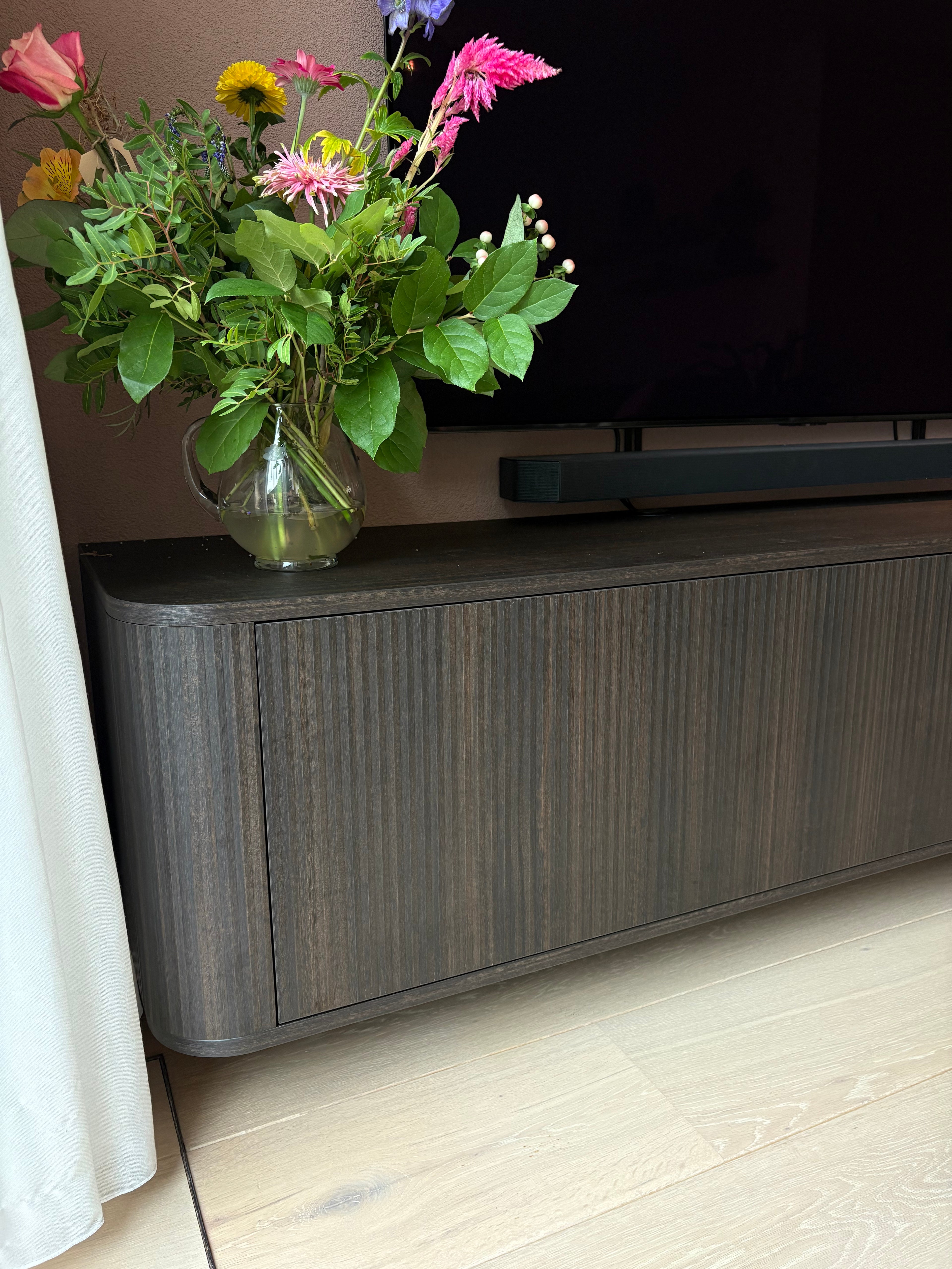 Tv-meubel, Tv-meubel met ronding, Tv meubel met Ledverlichting, Ledstrips, Wijnklimaatkast, Maatwerk tv-meubel, Maatwerk kast, Wijnklimaatkast, ingebouwde wijnklimaatkast, Wijnkoeler, Luxe tv-meubel, Uniek tv-Meubel.