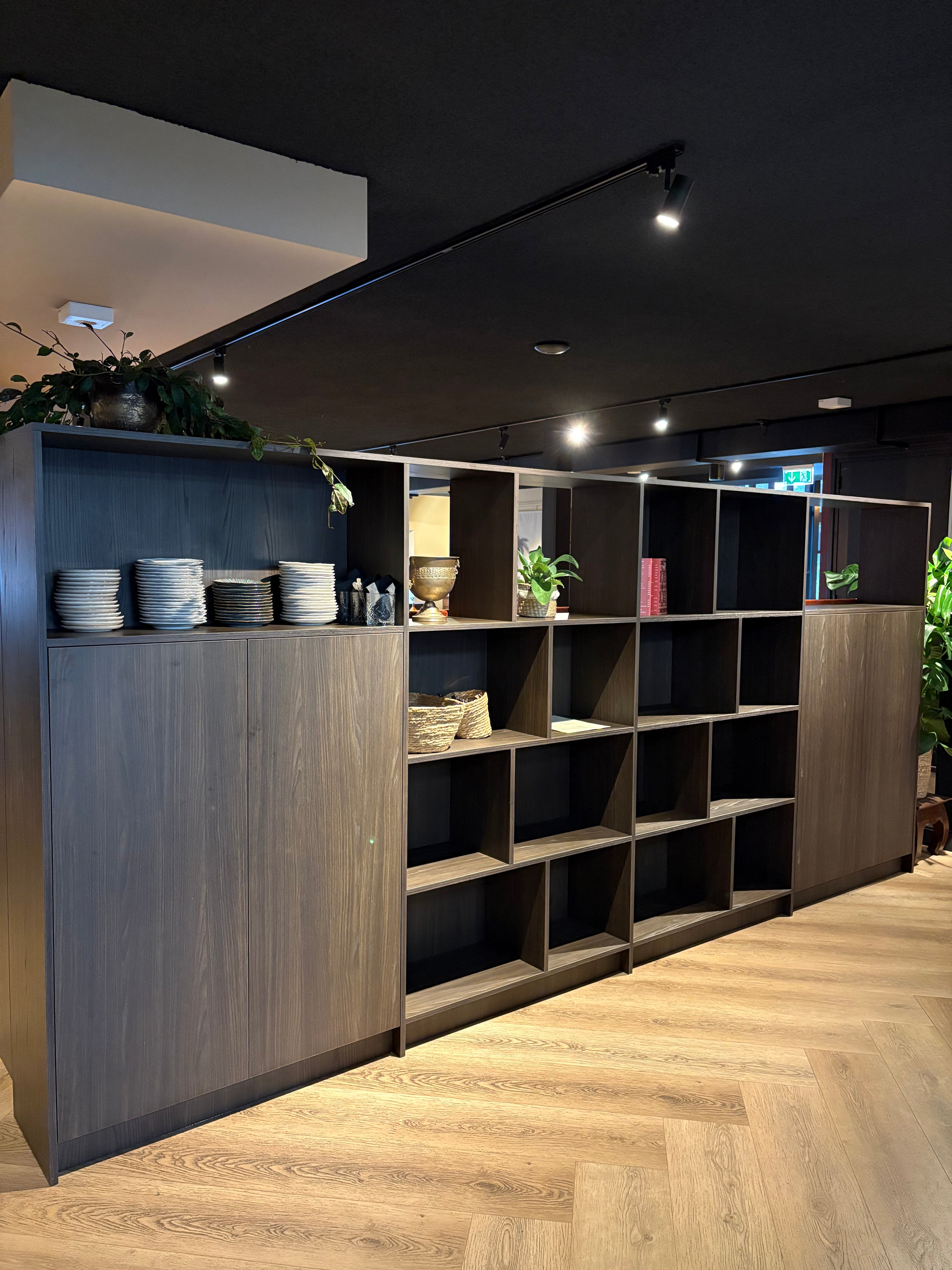 zithoek restaurant, maatwerk bank, eetbank, maatwerk kast, Restaurant inrichting, Eettafel, maatwerk bank. 