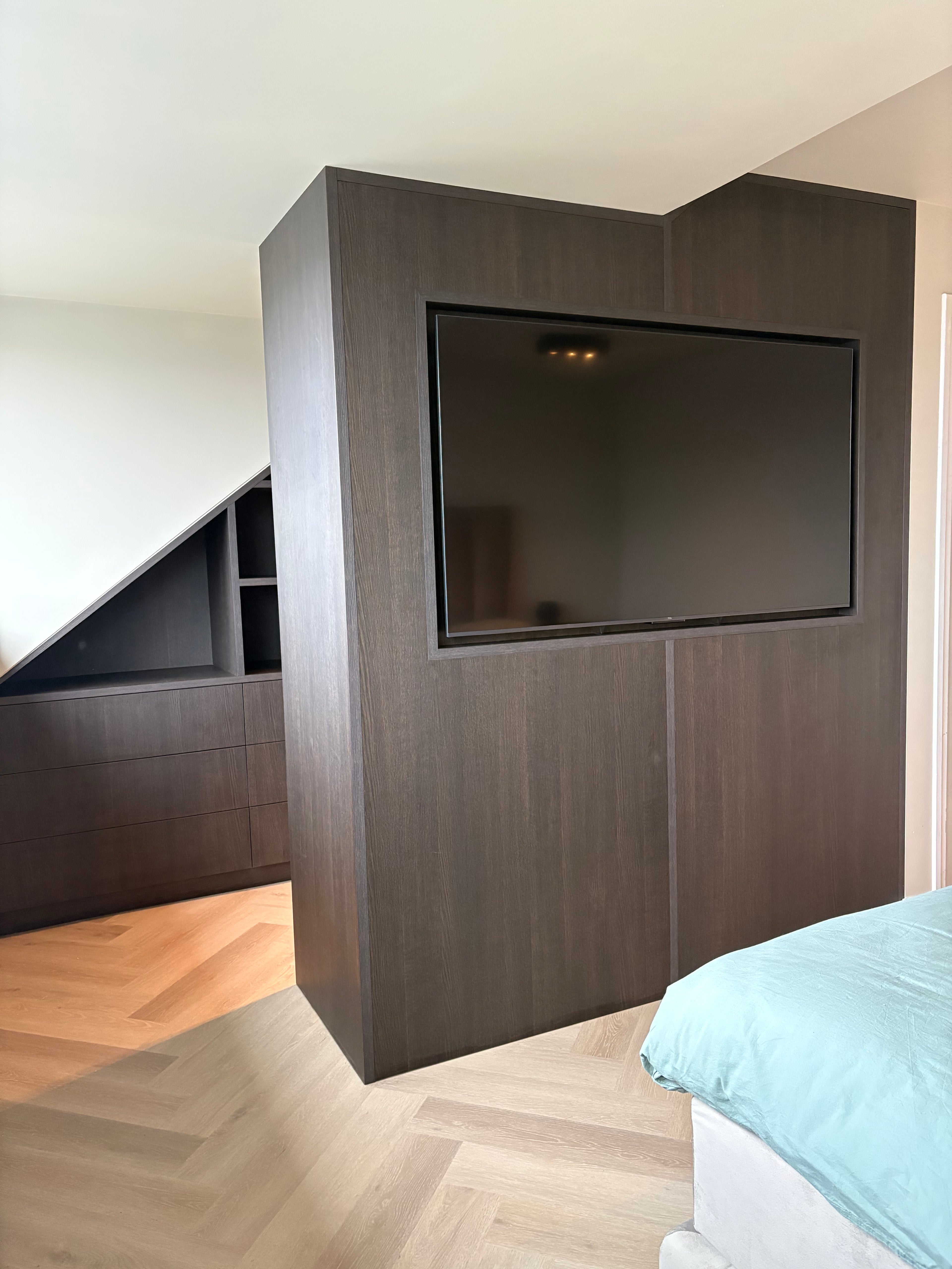 Kledingkast op maat, Eikenhouten kledingkast, Kledkingkast met nis, Kledingkast met vitrine, Maatwerk kledingkast, natuurlijk eikenhout, Interieurbouwer Roelofarendsveen, Maatwerk kast Roelofarendsveen, meubelmaker Roelofarendsveen, walk in closet, inloopkast op maat, inloopkast met tv, kledingkast met ingebouwde tv.