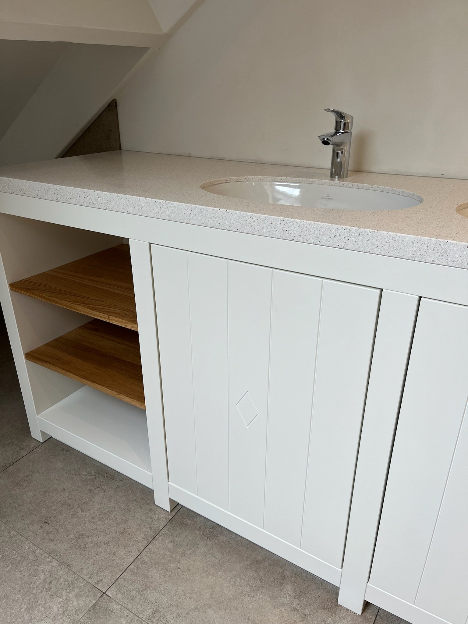 badmeubel op maat, badmeubels, Spoelbak op maat, Spoelbak natuursteen, bronzen look, eiken badmeubel, Badmeubel met lades, maatwerk badmeubel, gespoten badmeubel, uniek freeswerk, eiken nis. Natuurlijk eiken planken.
