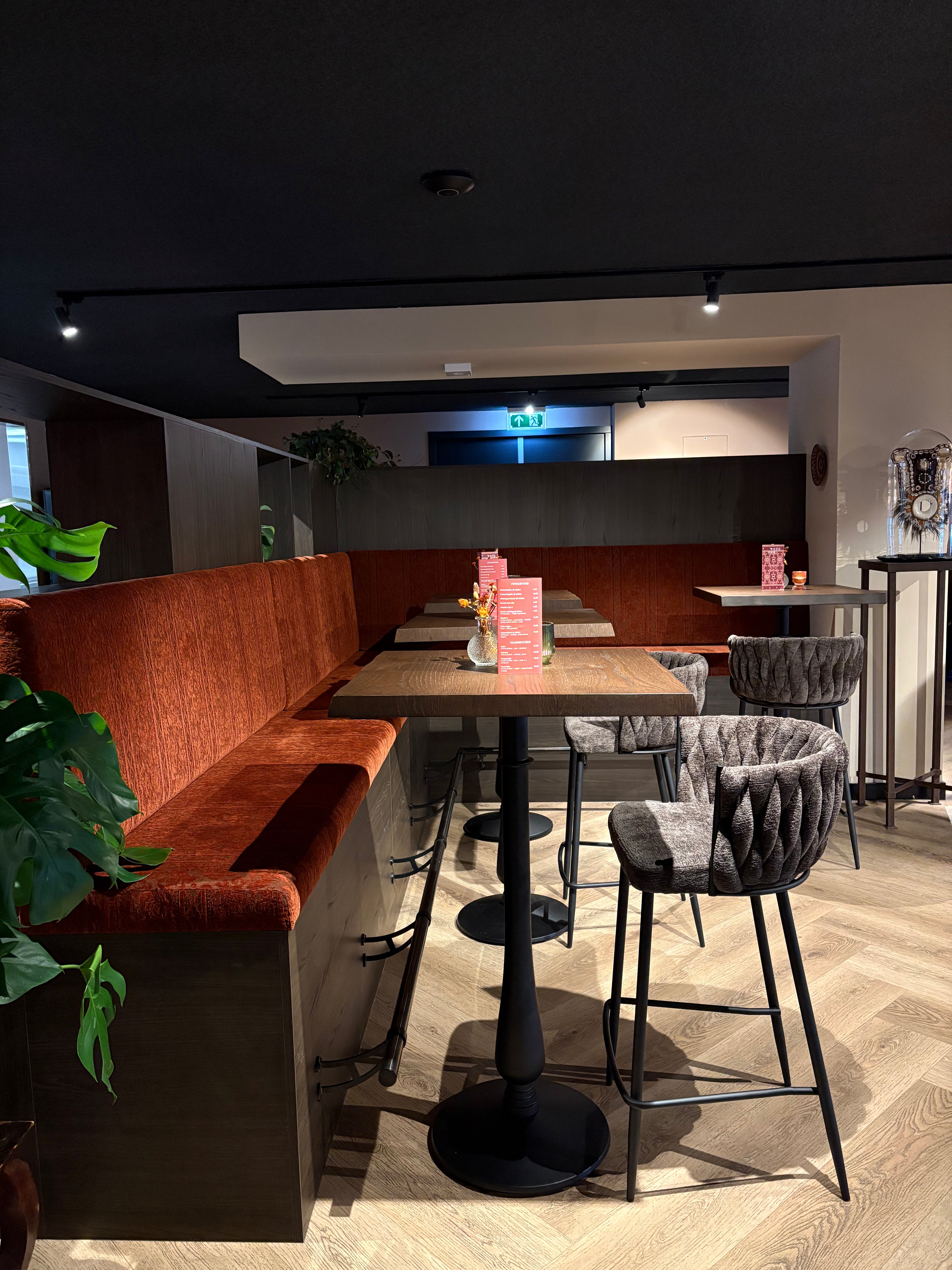 zithoek restaurant, maatwerk bank, eetbank, maatwerk kast, Restaurant inrichting, Eettafel, maatwerk bank, Interieurbouwer Roelofarendsveen, Maatwerk kast Roelofarendsveen, meubelmaker Roelofarendsveen.