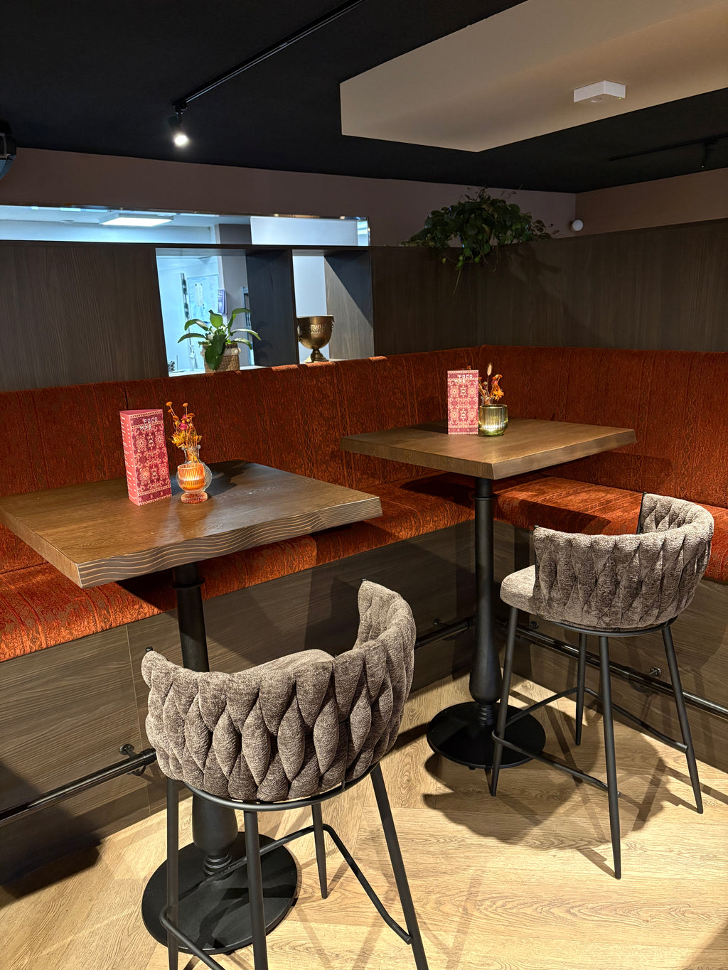 zithoek restaurant, maatwerk bank, eetbank, maatwerk kast, Restaurant inrichting, Eettafel, maatwerk bank. 